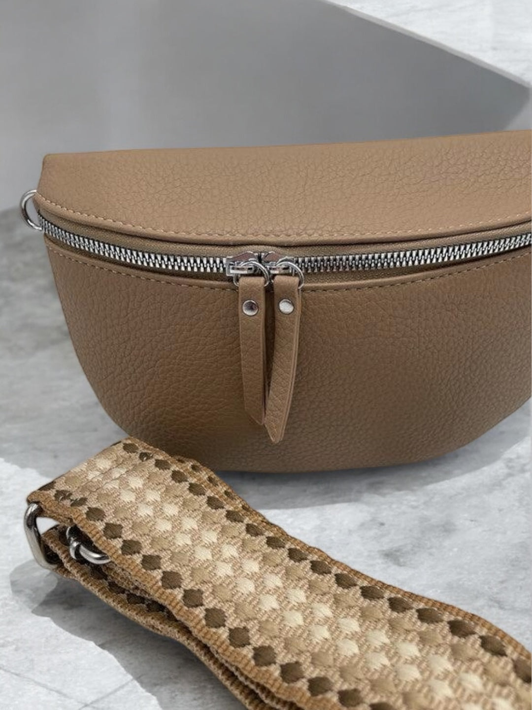 Sac banane simili cuir marron taupe avec fermeture éclair argentée et sangle fantaisie motif géométrique beige