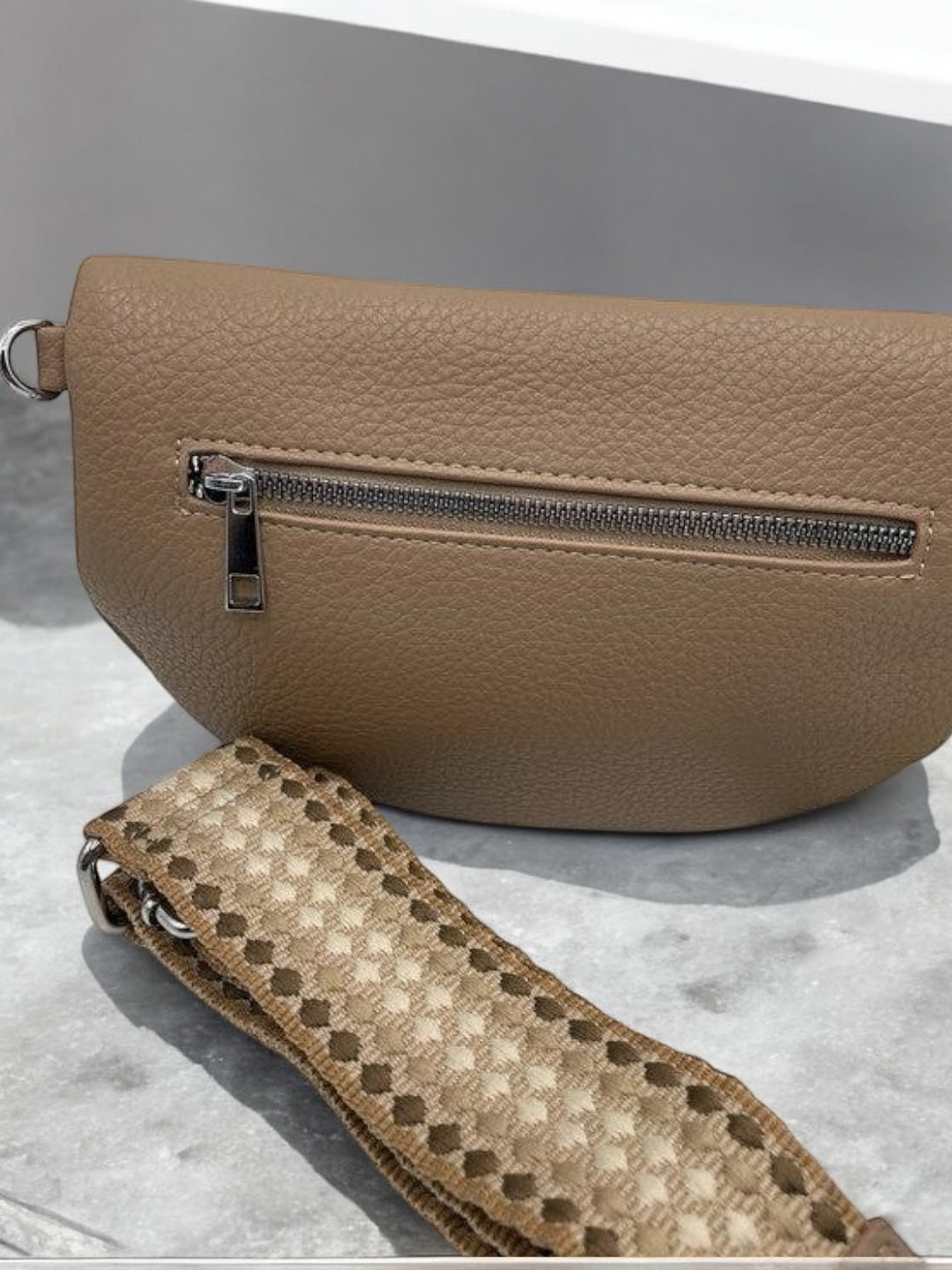 Sac banane simili cuir marron taupe avec fermeture éclair argentée et sangle fantaisie motif géométrique beige