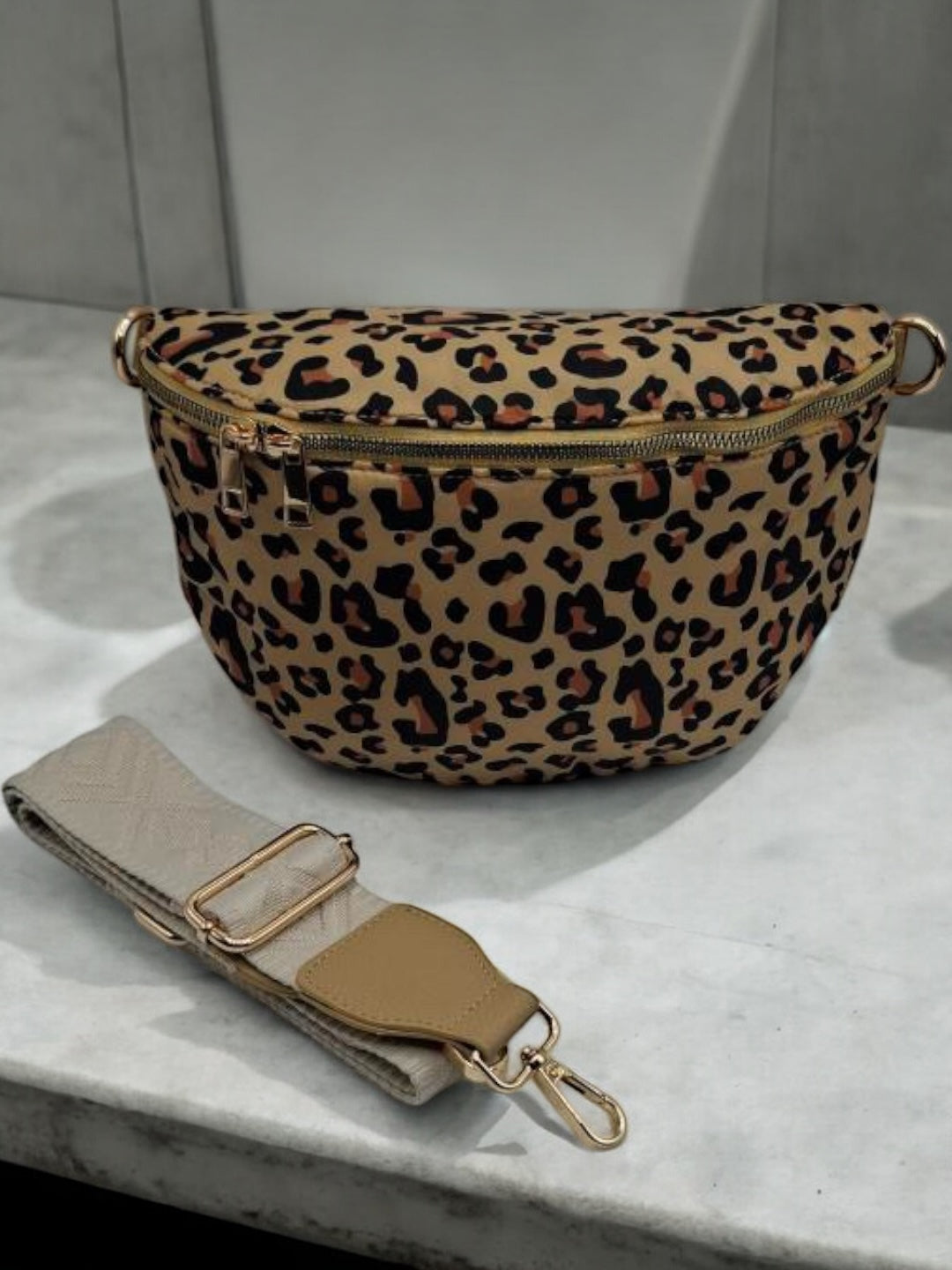 Sac banane tissu doux imprimé léopard 2 curseurs Le Petit Placard