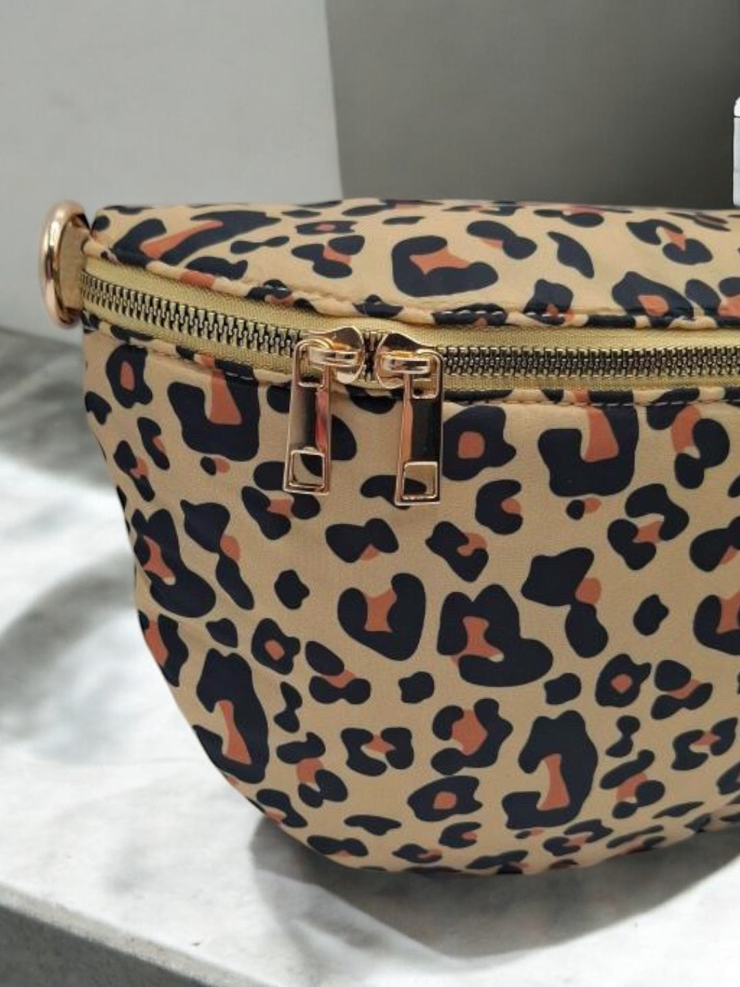 Sac banane tissu doux imprimé léopard 2 curseurs Le Petit Placard