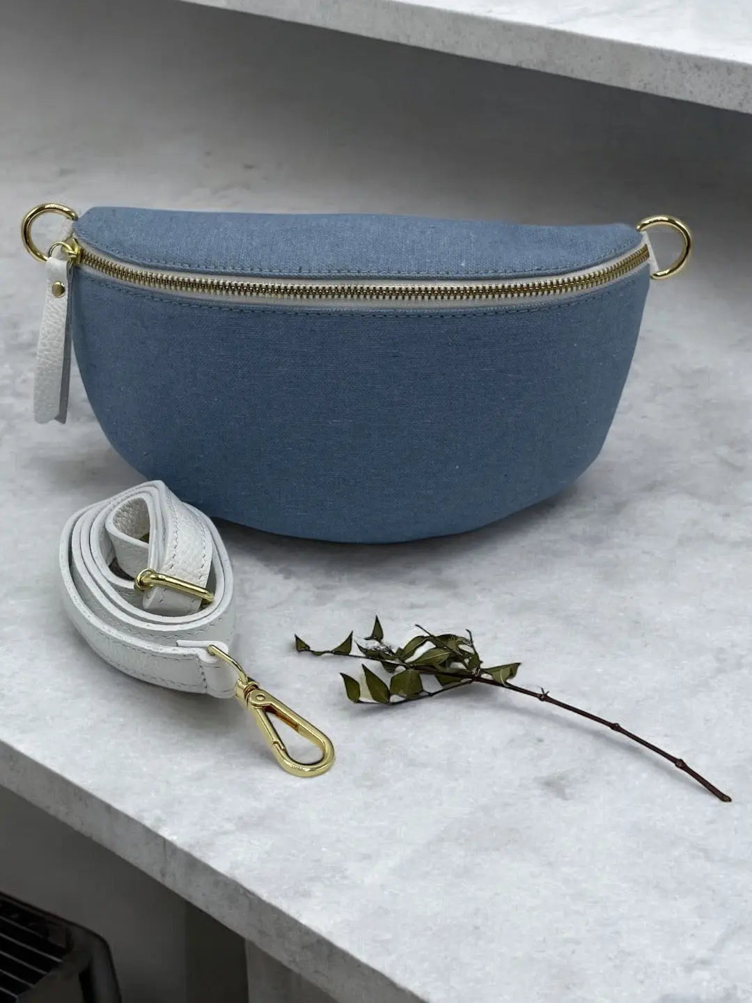 Sac banane tissu jean bandouliere blanche en cuir Le Petit Placard