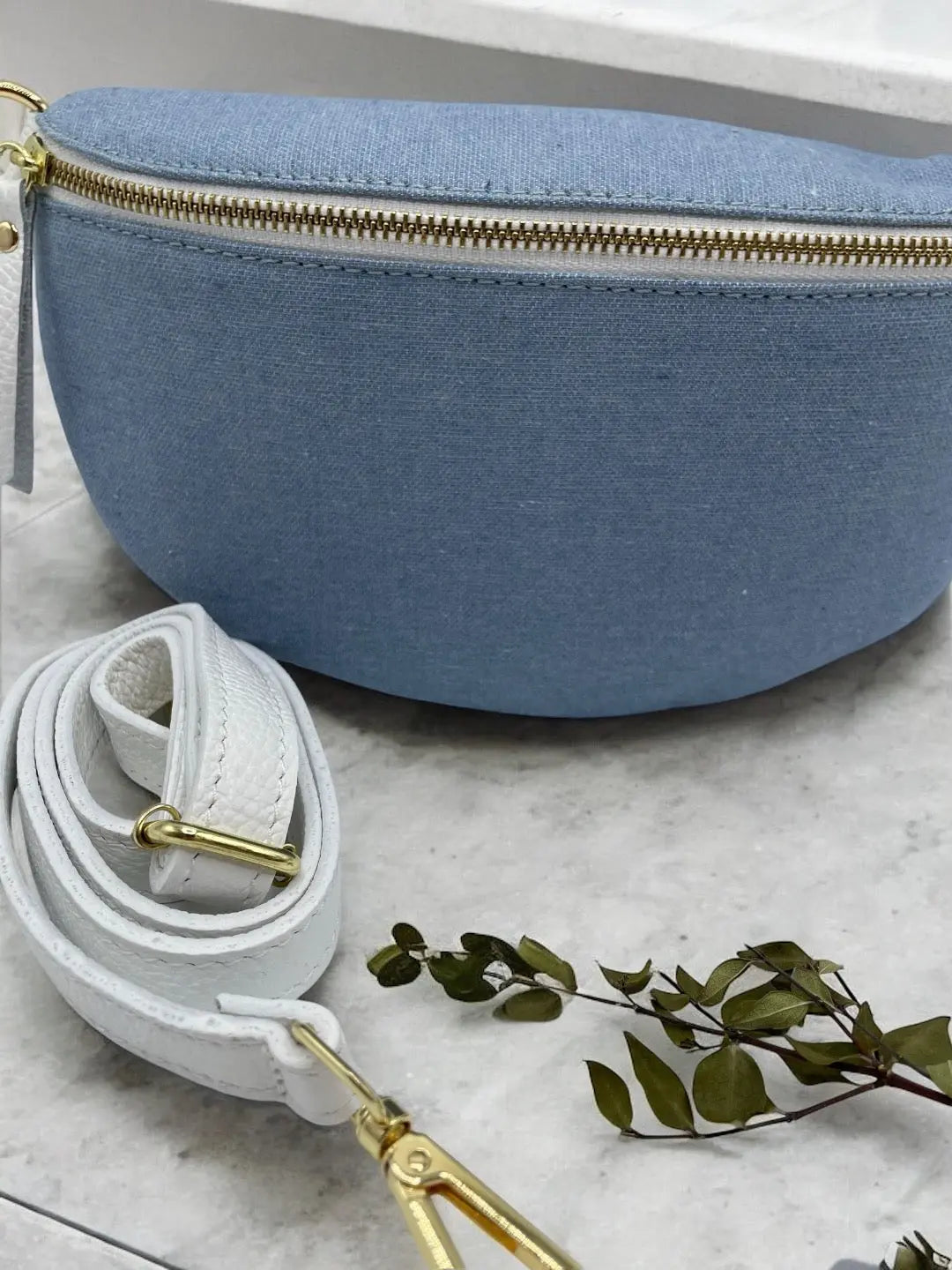 Sac banane tissu jean bandouliere blanche en cuir Le Petit Placard