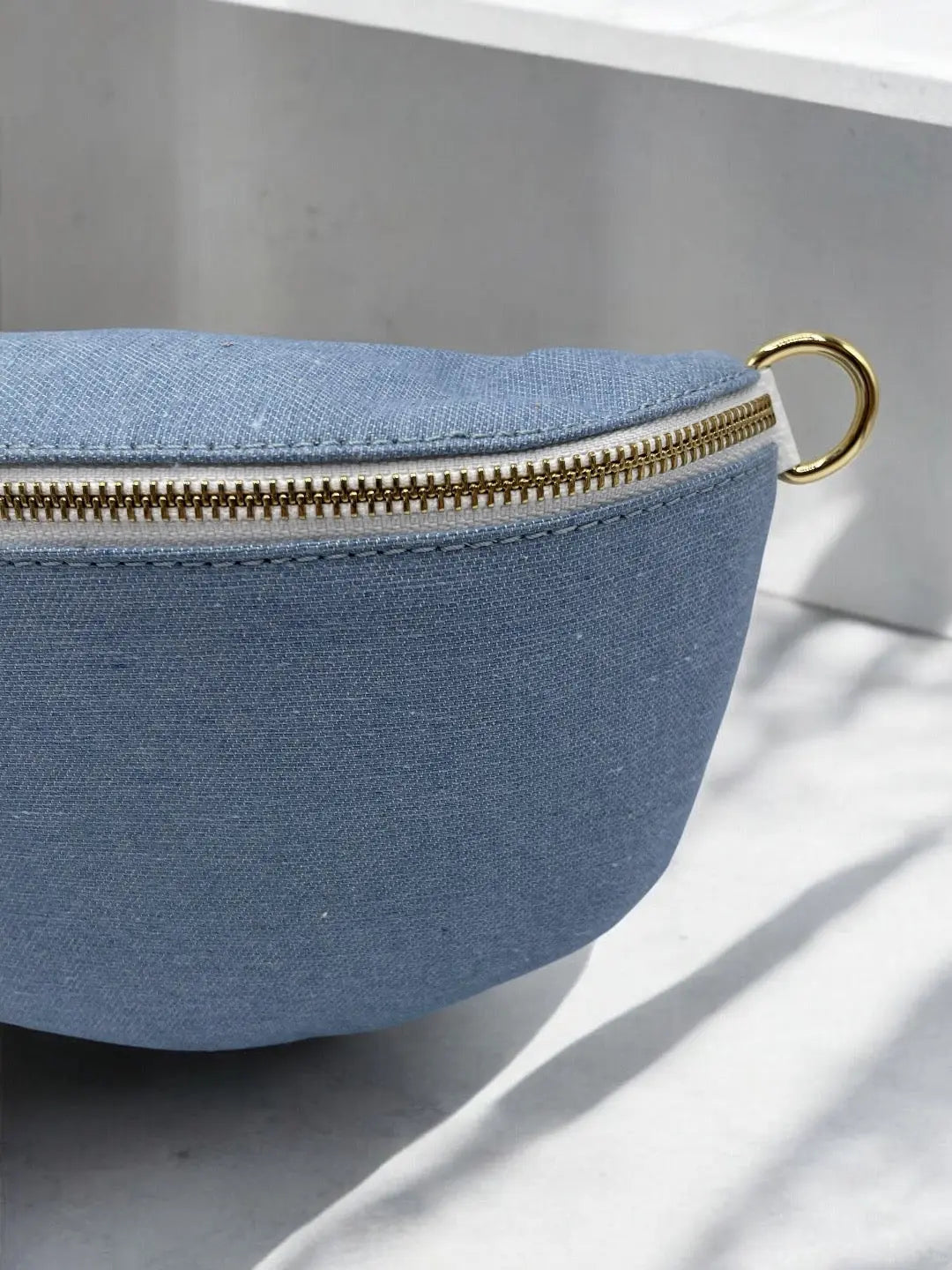 Sac banane tissu jean bandouliere blanche en cuir Le Petit Placard