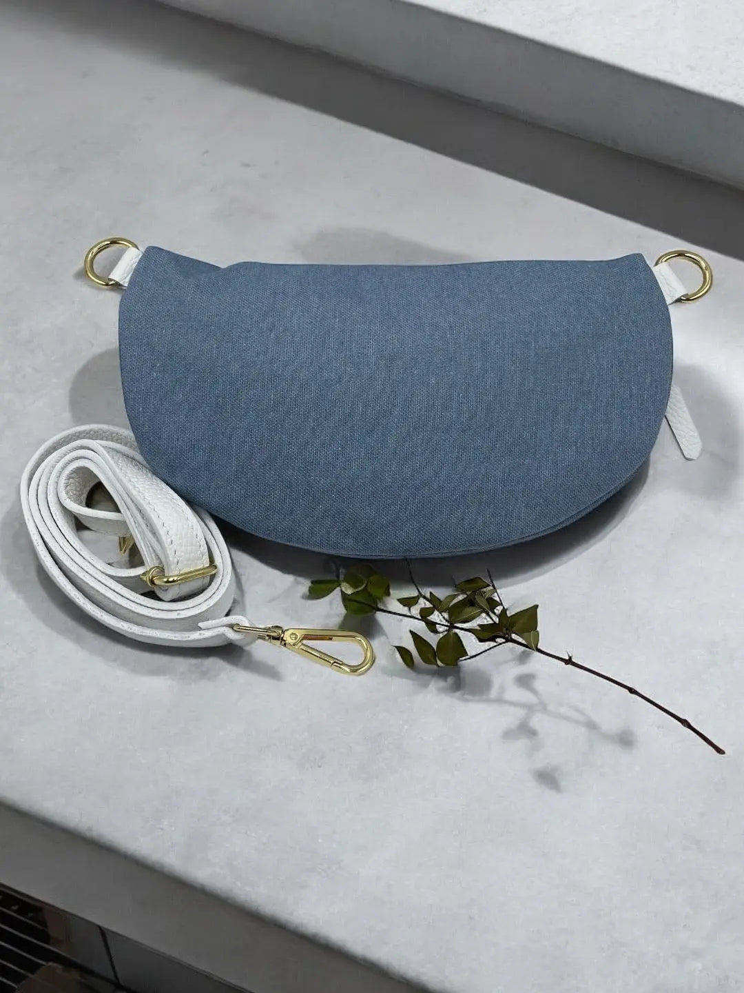 Sac banane tissu jean bandouliere blanche en cuir Le Petit Placard