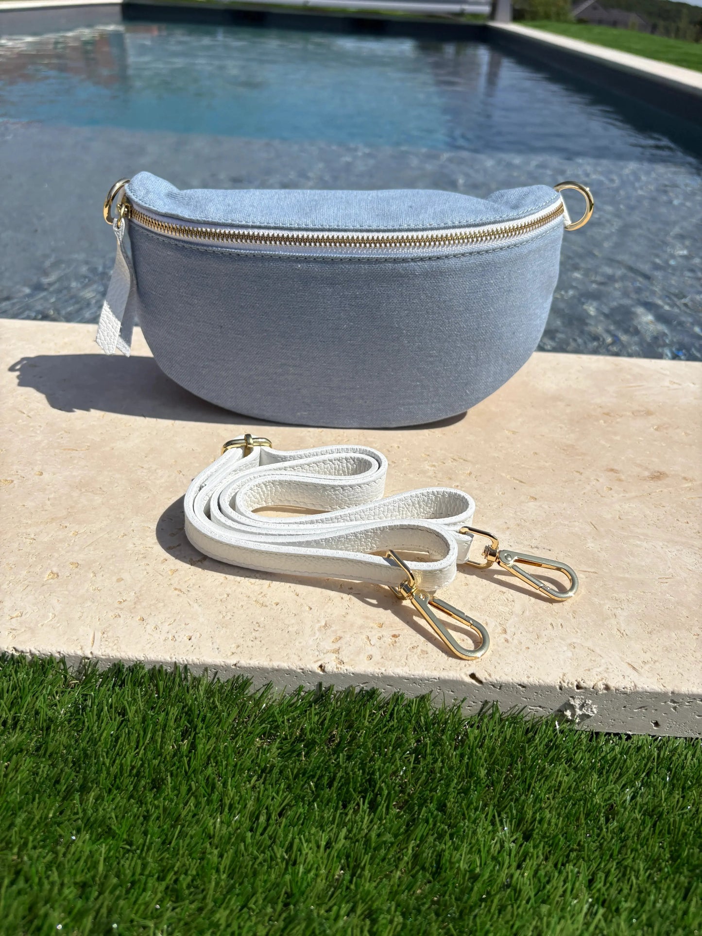 Sac banane tissu jean bandouliere blanche en cuir Le Petit Placard