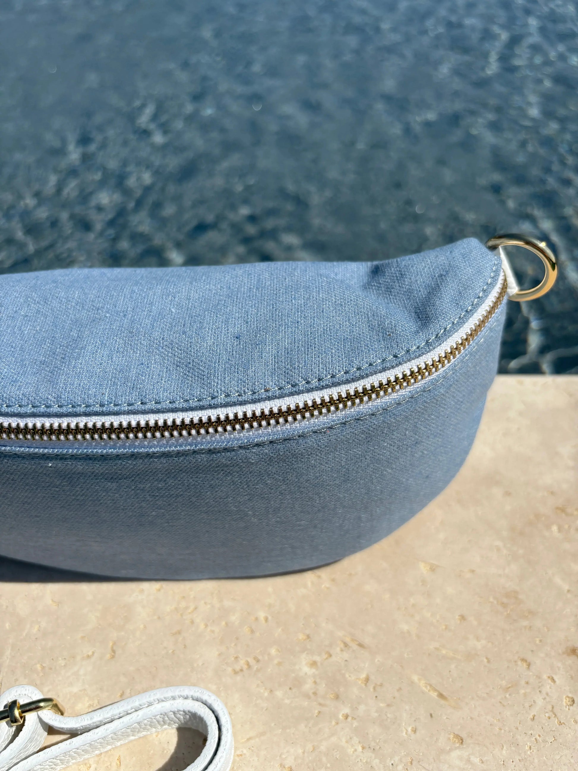 Sac banane tissu jean bandouliere blanche en cuir Le Petit Placard