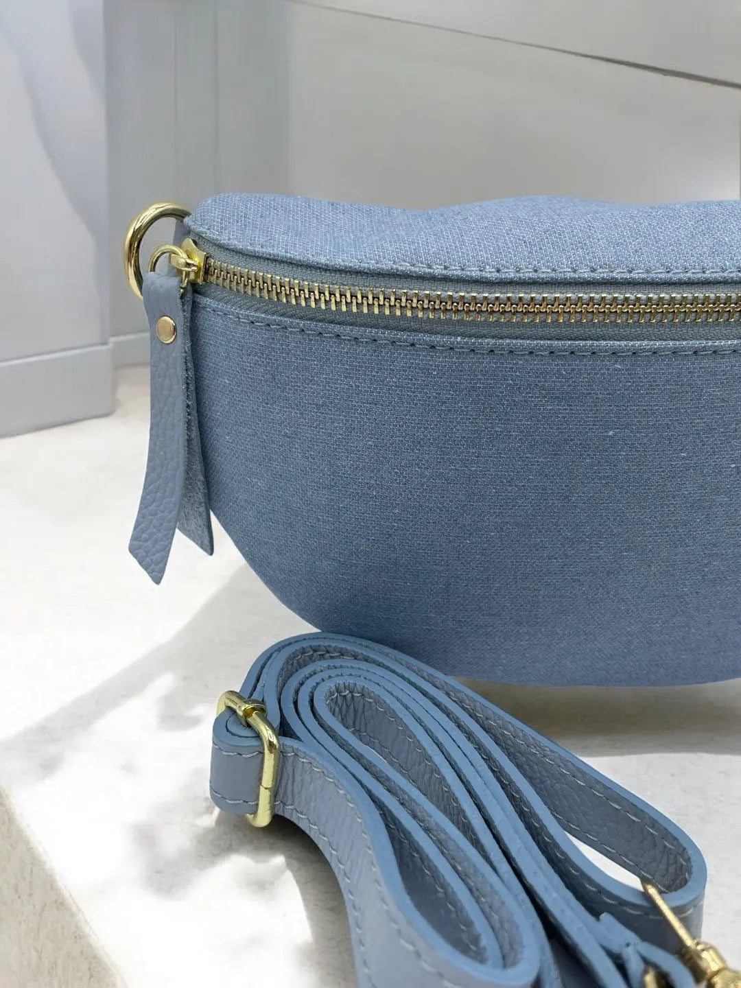 Sac banane tissu jean bandouliere bleu clair en cuir Le Petit Placard
