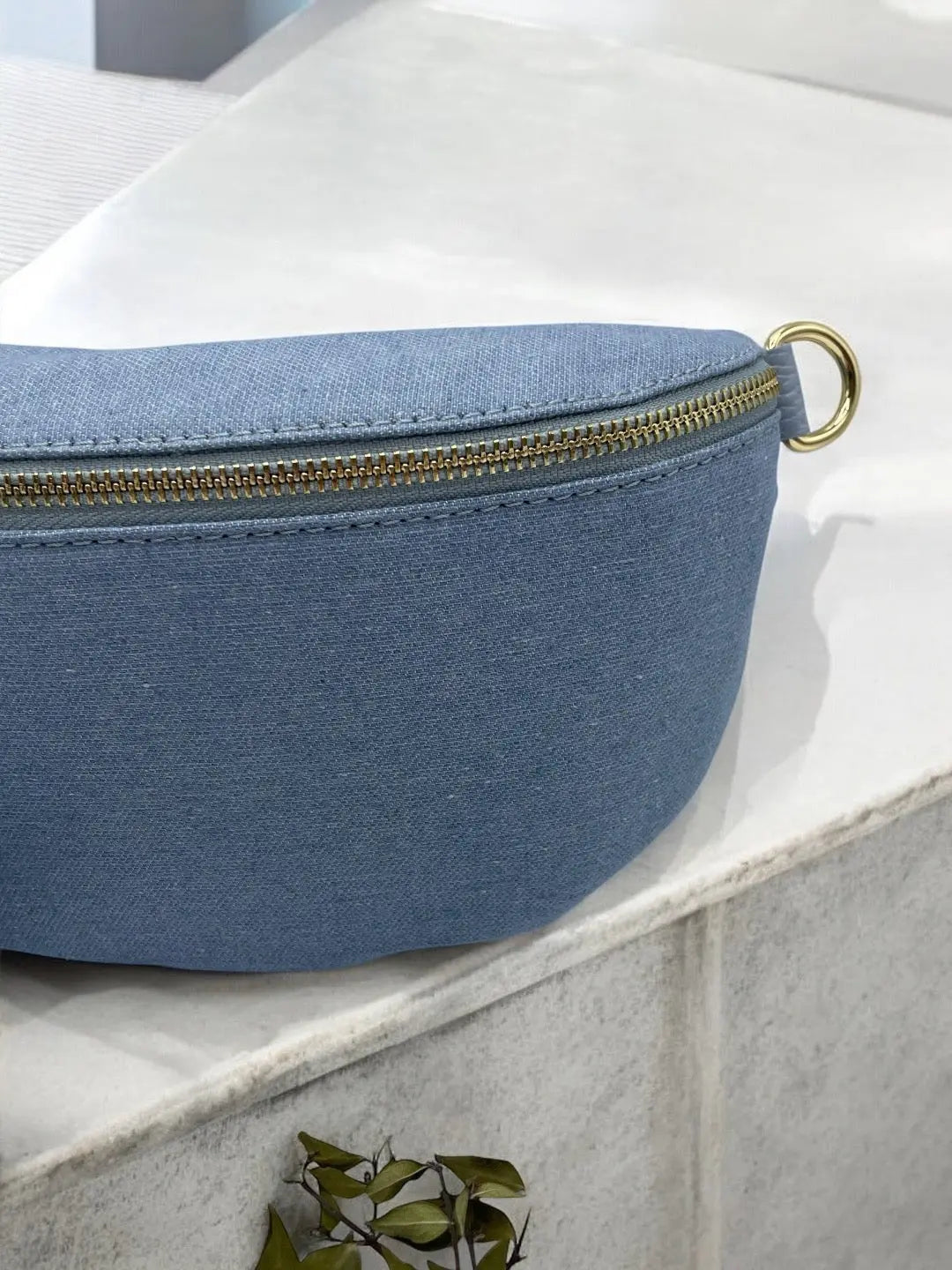 Sac banane tissu jean bandouliere bleu clair en cuir Le Petit Placard