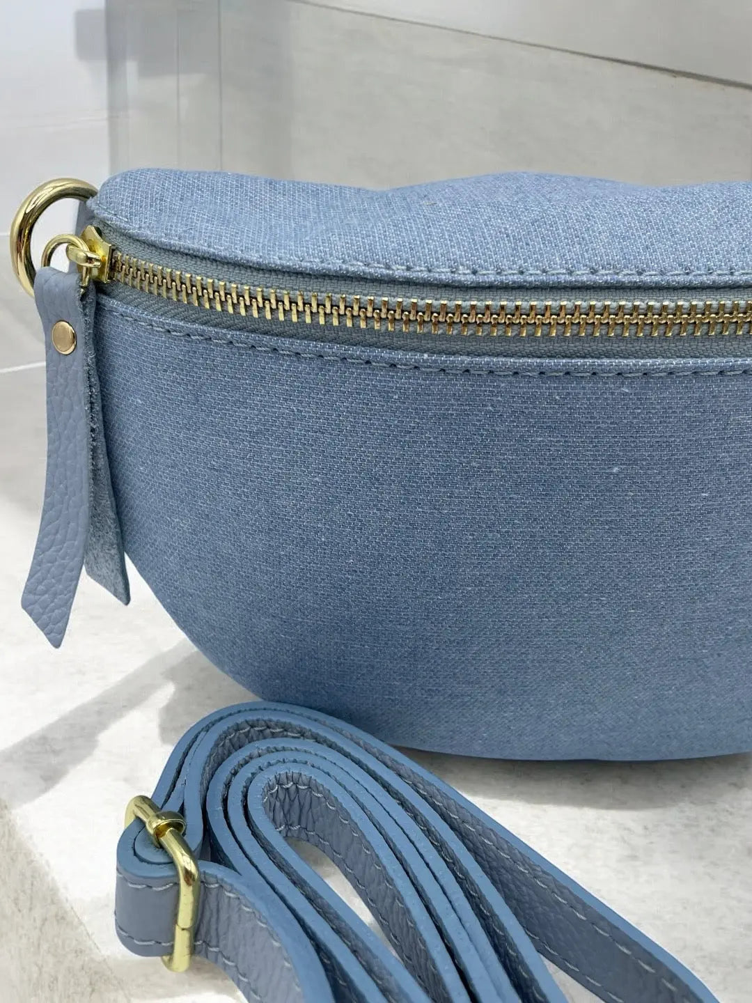 Sac banane tissu jean bandouliere bleu clair en cuir Le Petit Placard