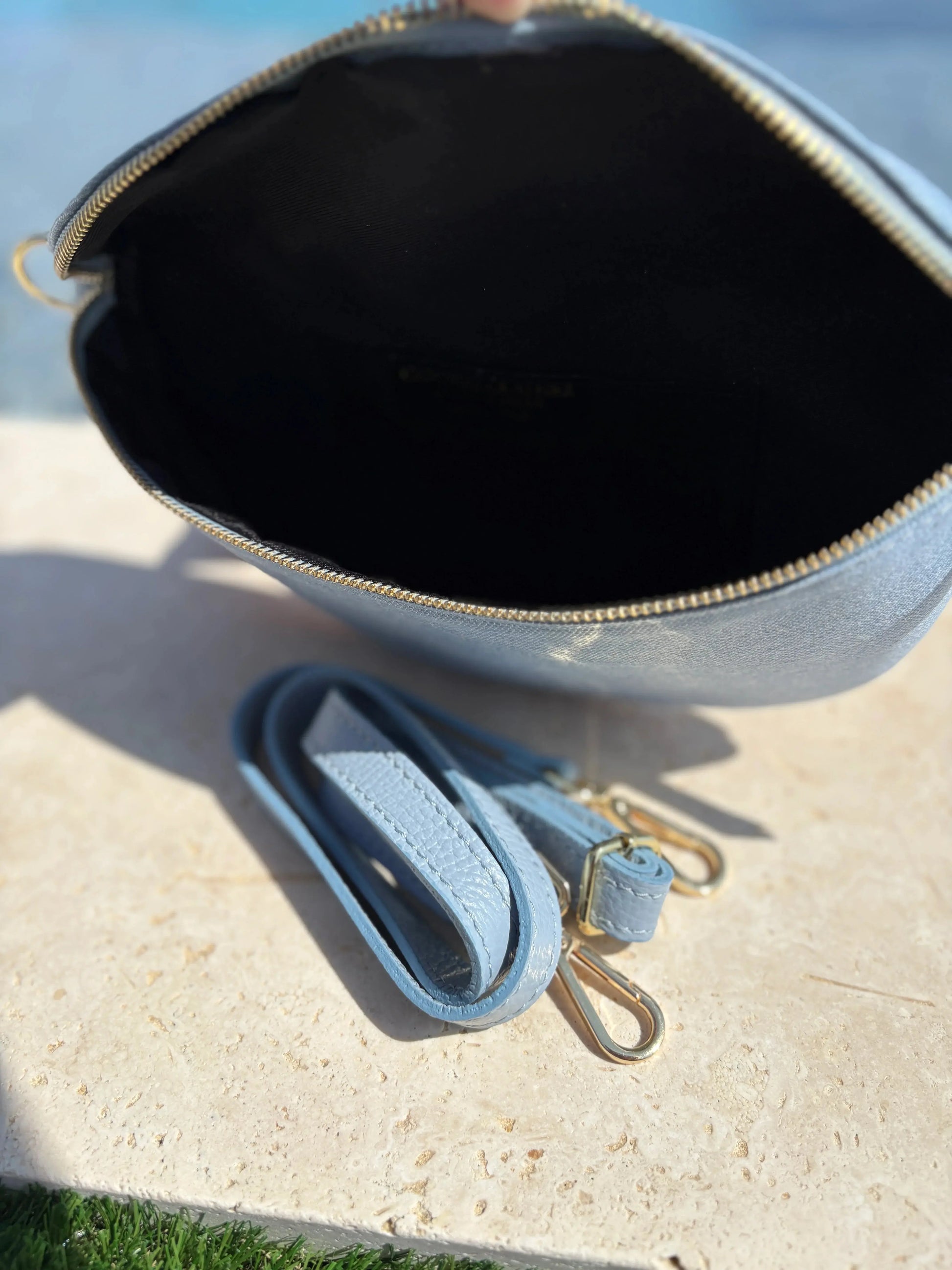 Sac banane tissu jean bandouliere bleu clair en cuir Le Petit Placard