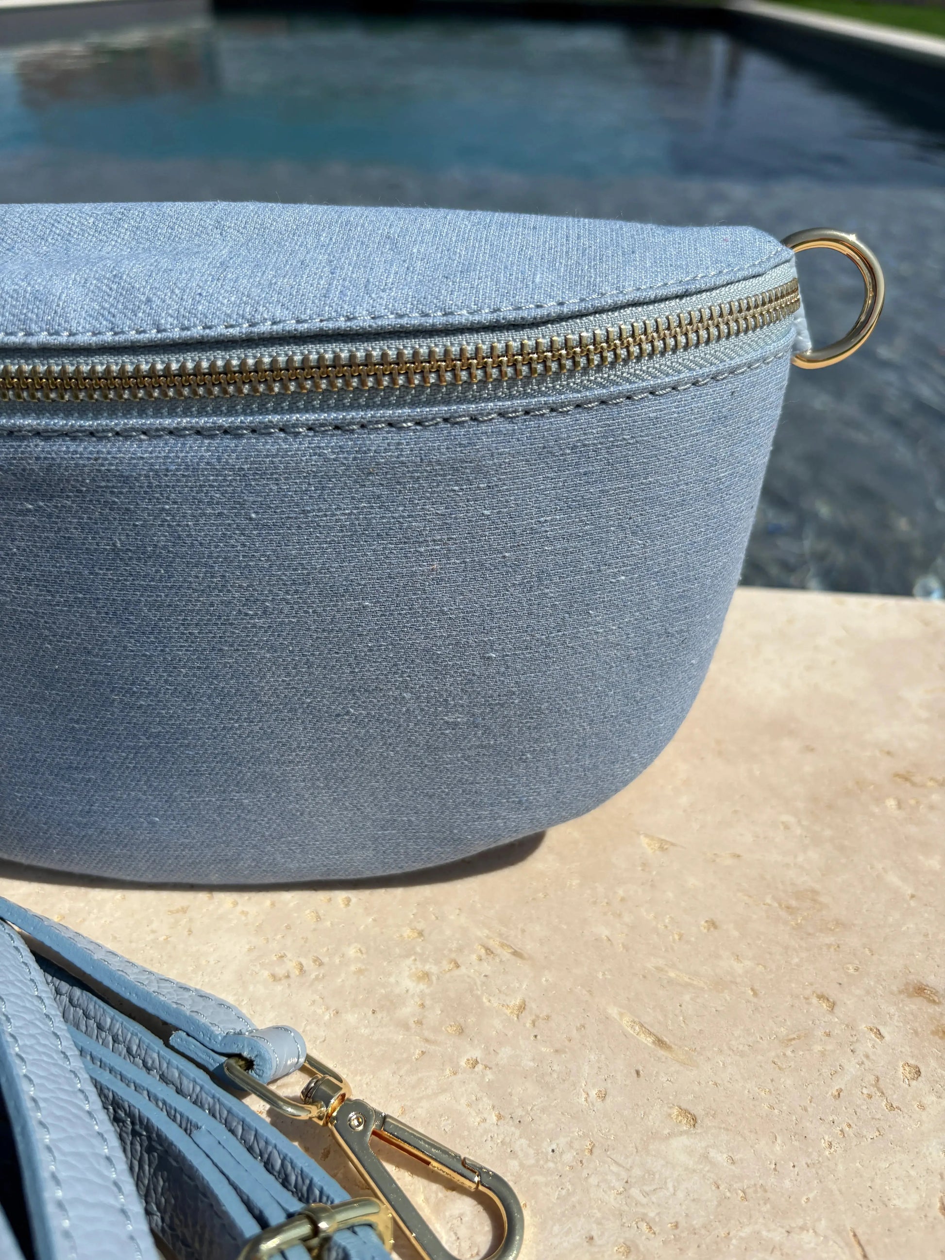 Sac banane tissu jean bandouliere bleu clair en cuir Le Petit Placard