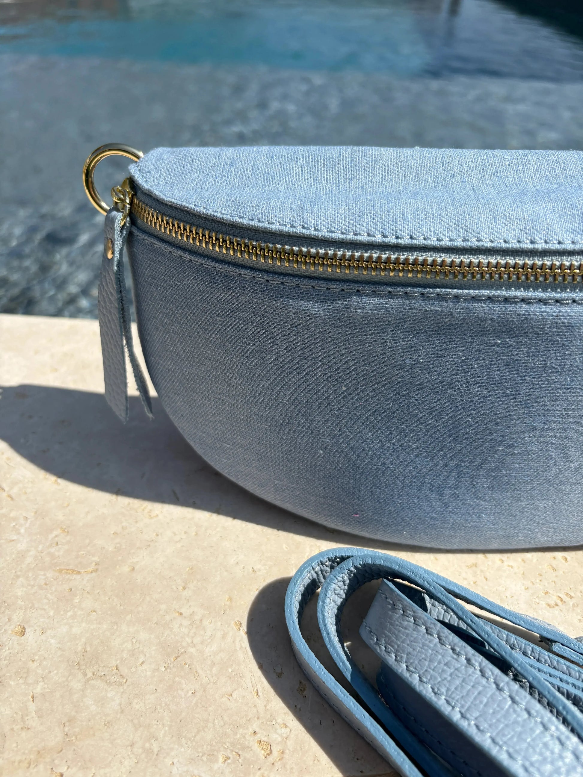 Sac banane tissu jean bandouliere bleu clair en cuir Le Petit Placard