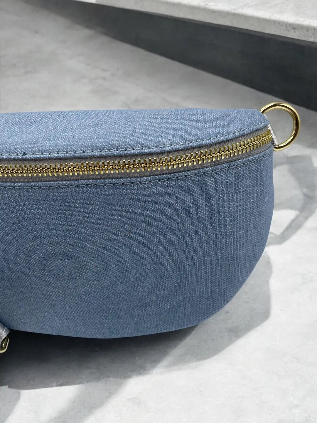 Sac banane tissu jean bandouliere grise en cuir Le Petit Placard