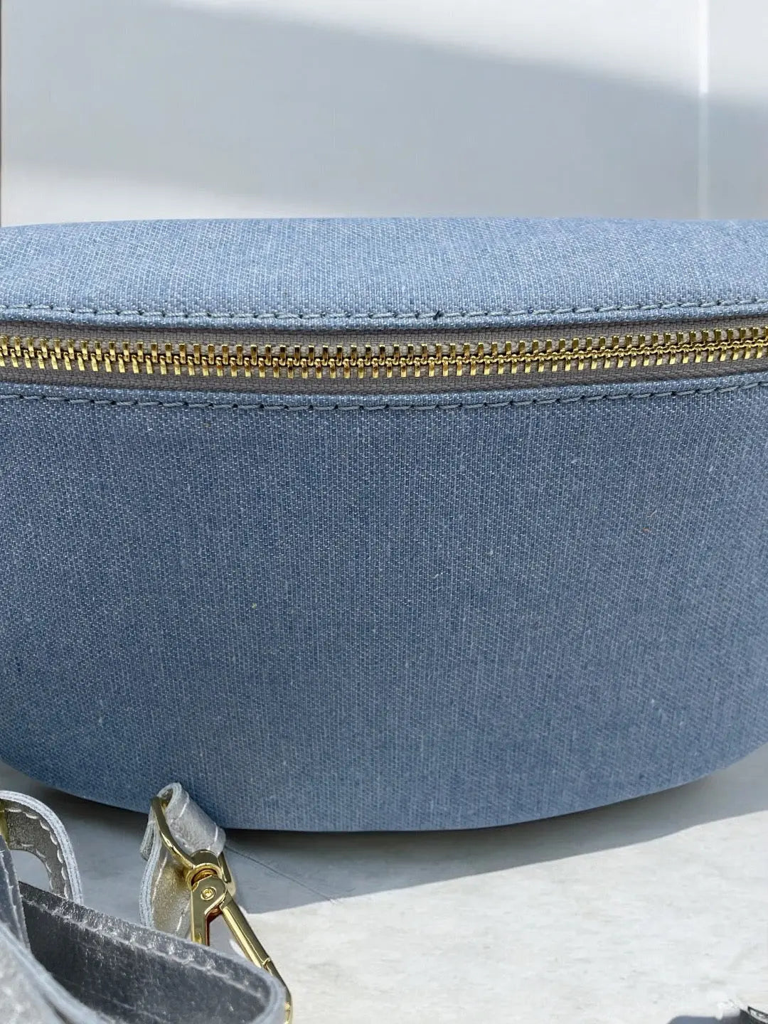 Sac banane tissu jean bandouliere grise en cuir Le Petit Placard