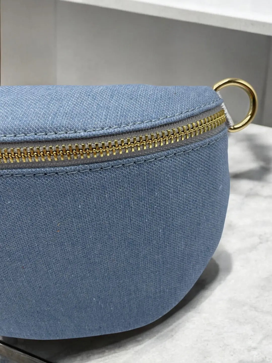 Sac banane tissu jean bandouliere grise en cuir Le Petit Placard