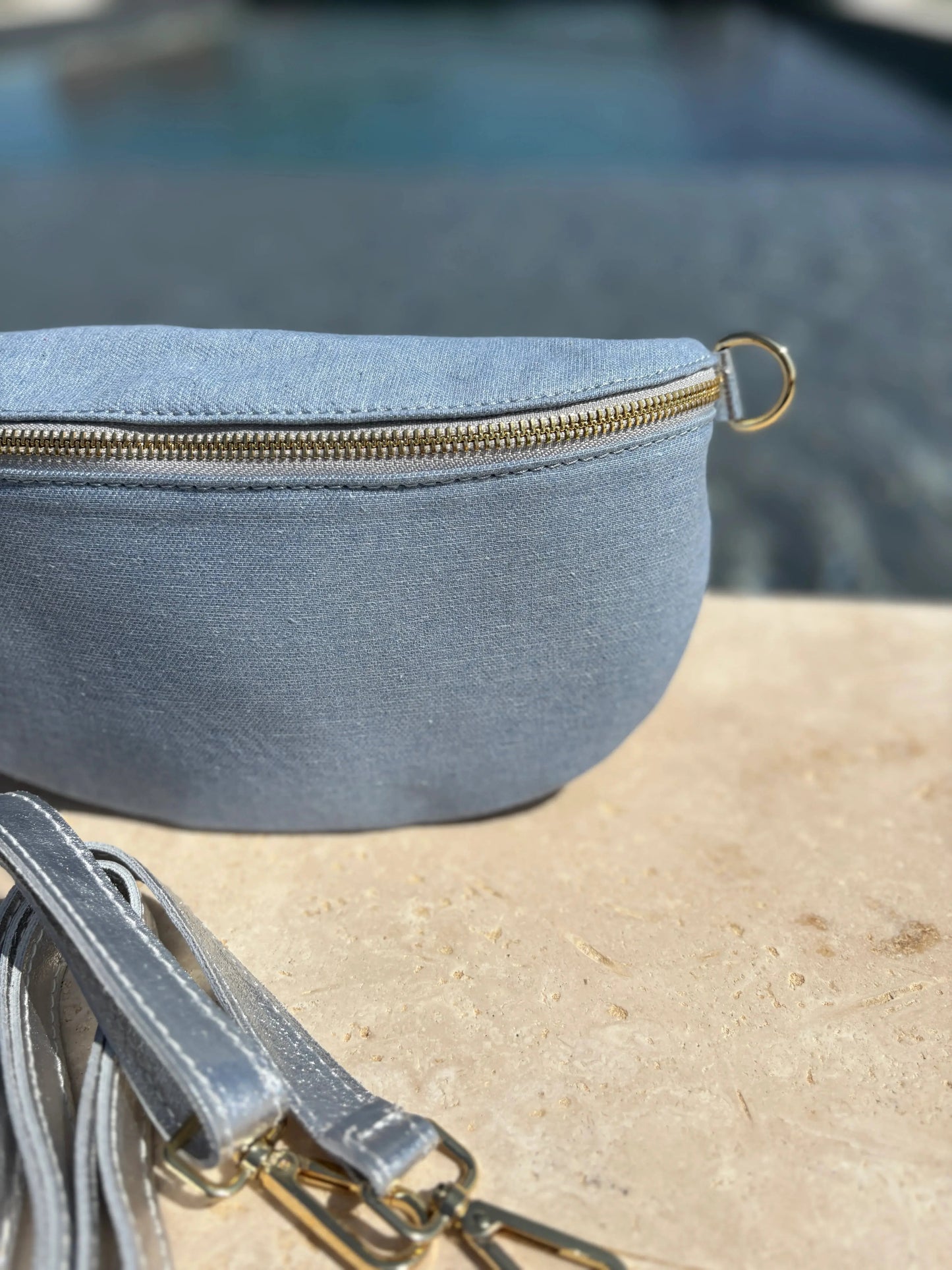 Sac banane tissu jean bandouliere grise en cuir Le Petit Placard