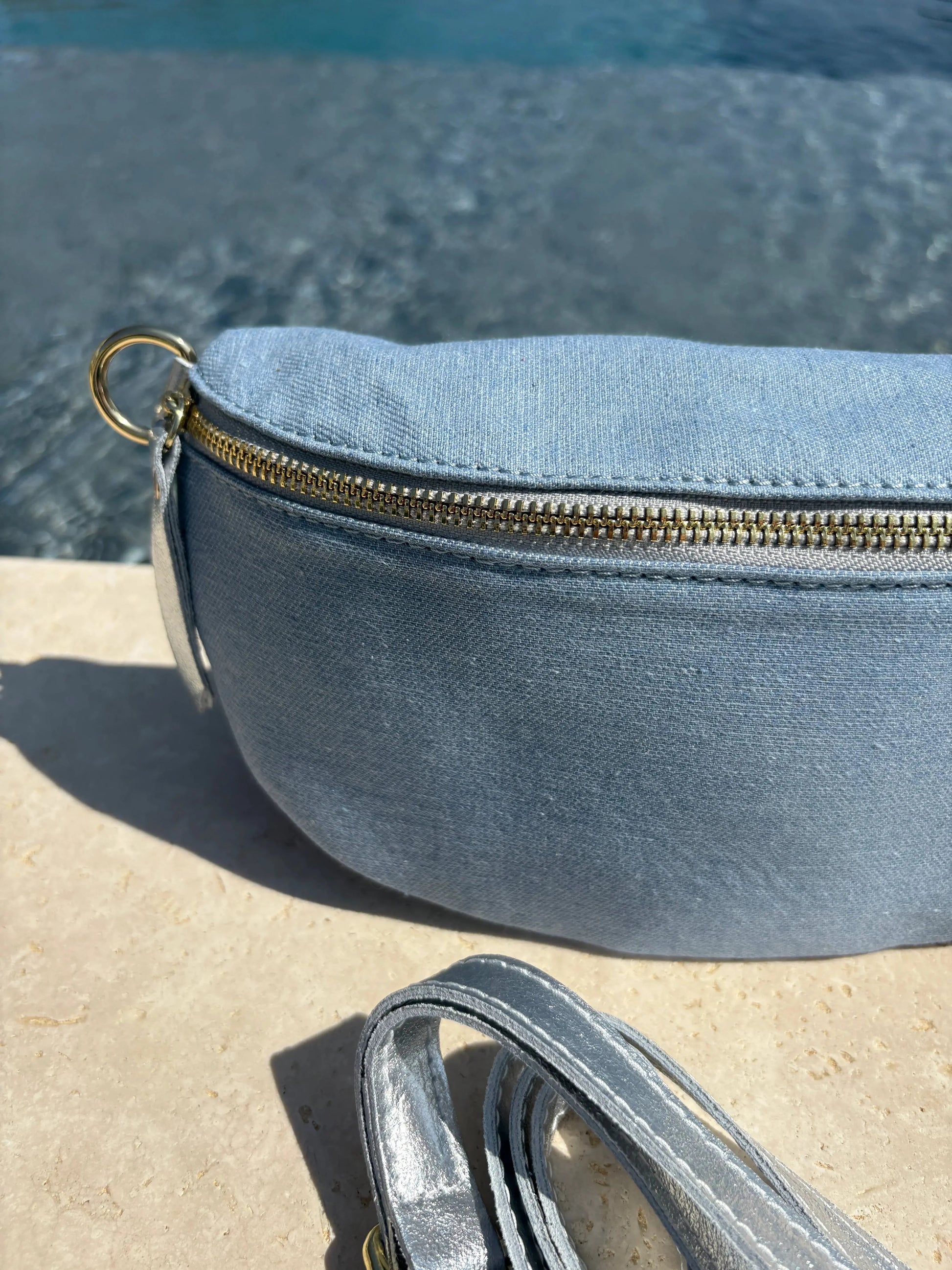 Sac banane tissu jean bandouliere grise en cuir Le Petit Placard
