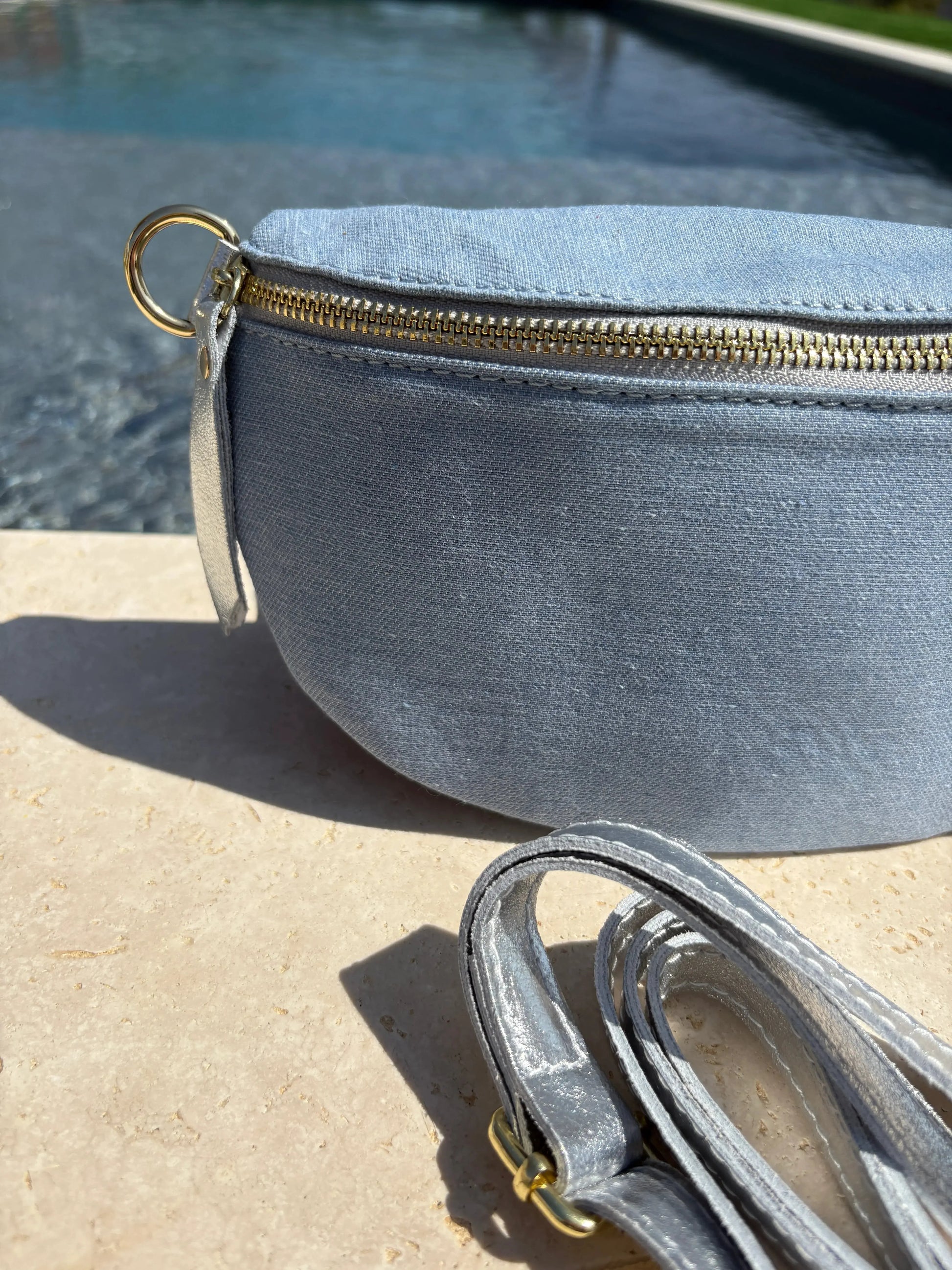Sac banane tissu jean bandouliere grise en cuir Le Petit Placard