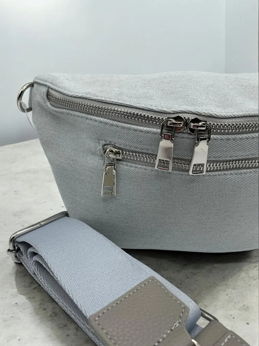 Sac banane tissu jean gris clair 2 poches Le Petit Placard