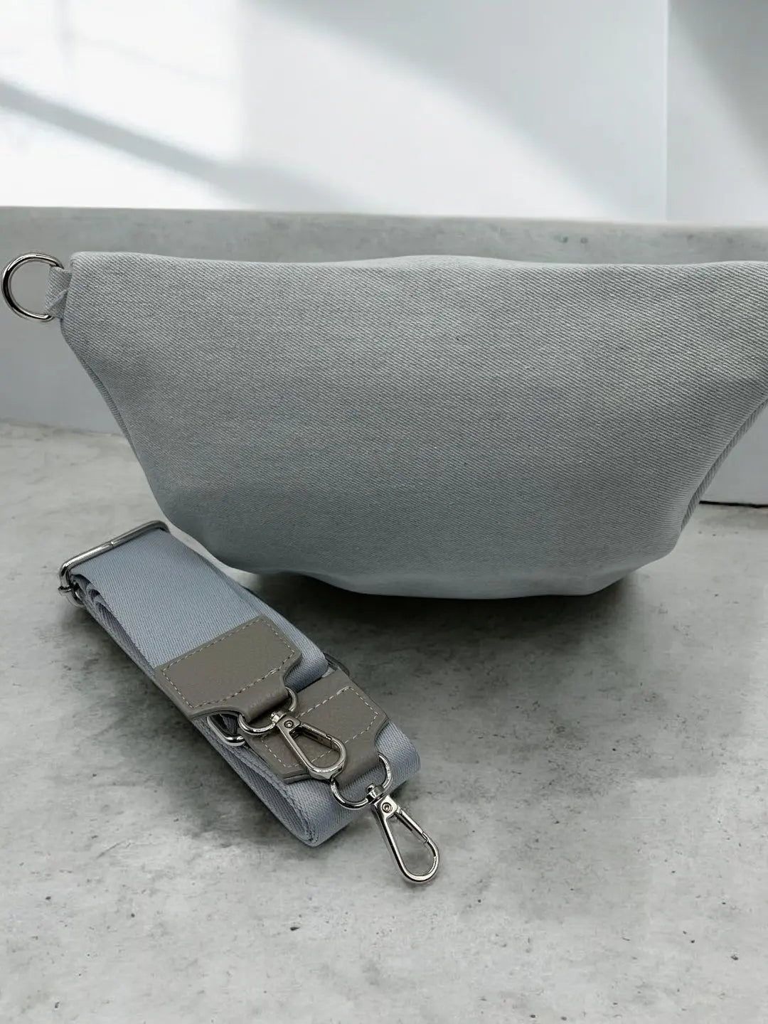 Sac banane tissu jean gris clair 2 poches Le Petit Placard