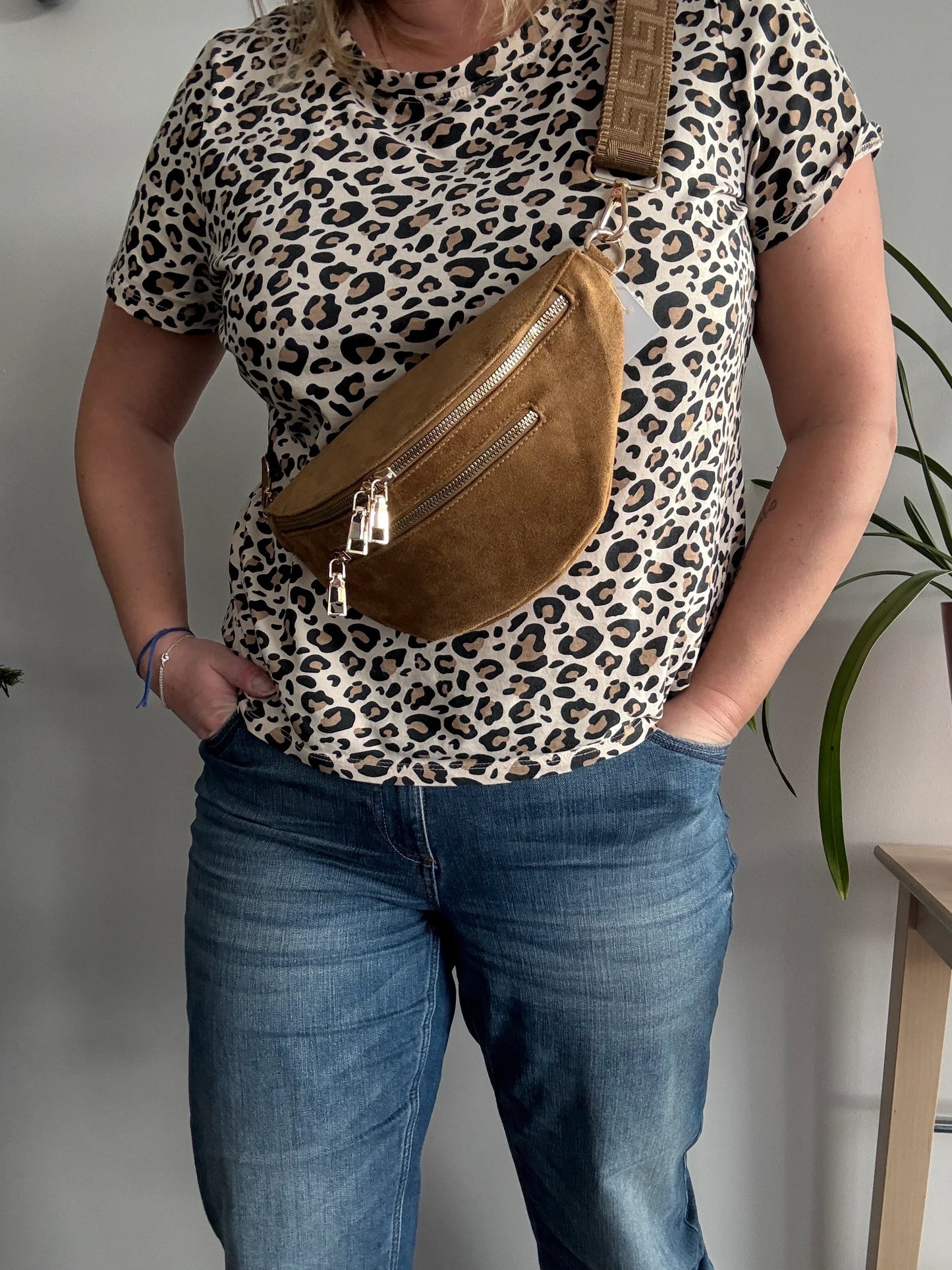 Sac banane toucher daim camel porté en bandoulière avec 2 poches zip doré et sangle fantaisie sur tenue léopard