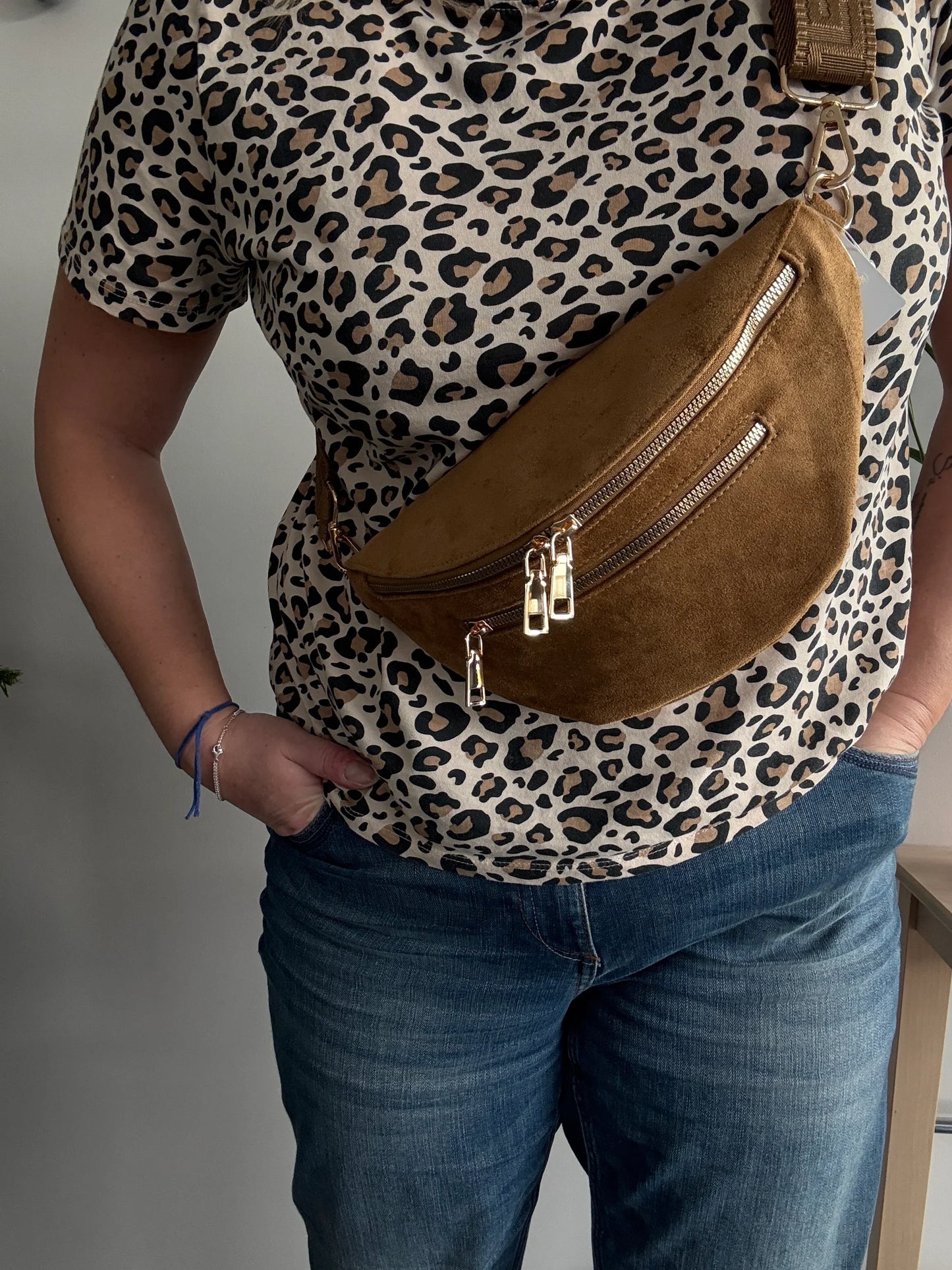 Sac banane toucher daim camel porté à la taille, 2 poches zip doré et sangle fantaisie léopard