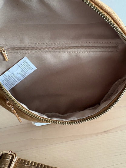 Intérieur du sac banane toucher daim camel avec zip doré et poche intérieure beige