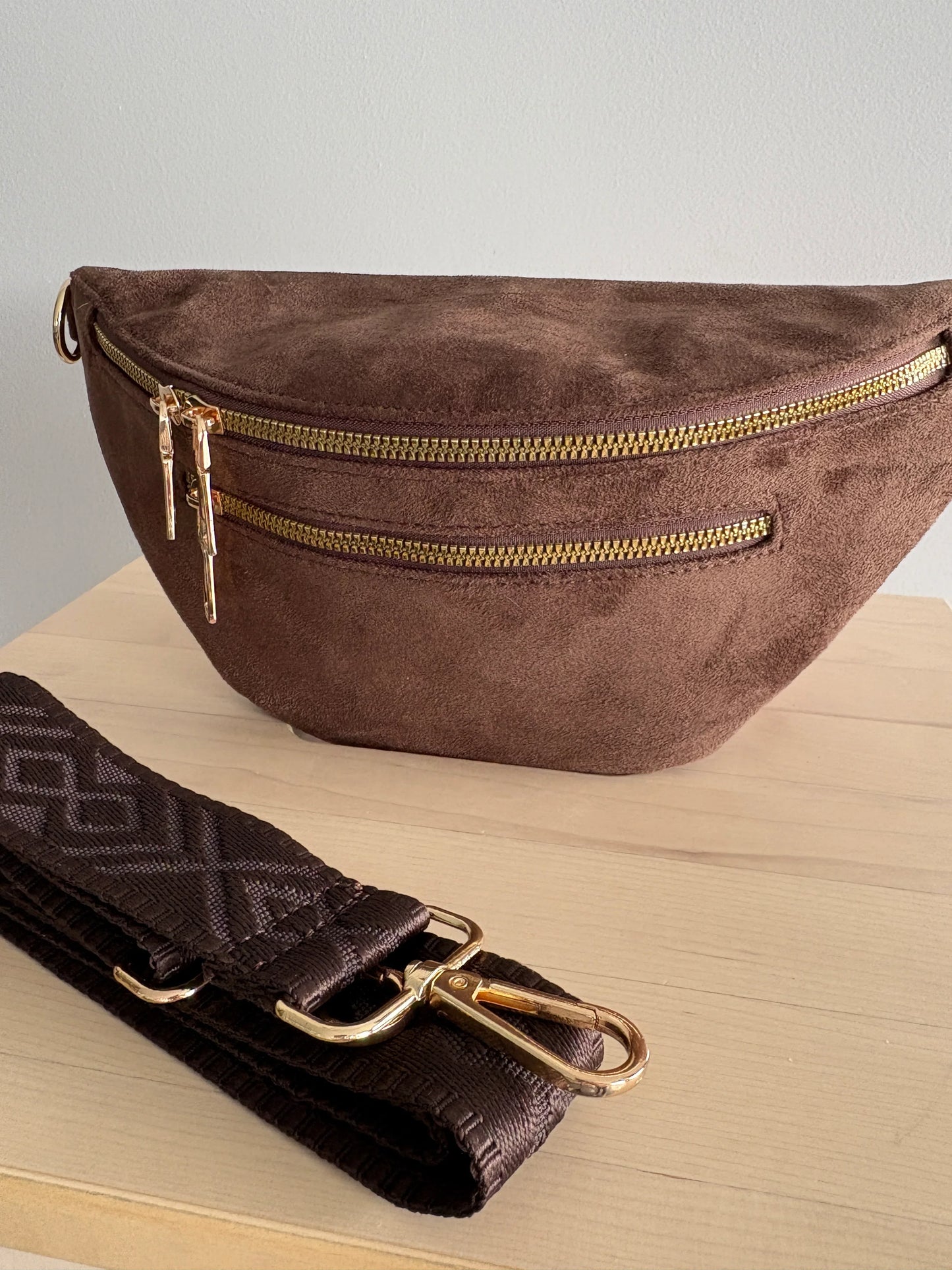 Sac banane toucher daim marron chocolat avec 2 poches zippées dorées et bandoulière motif géométrique