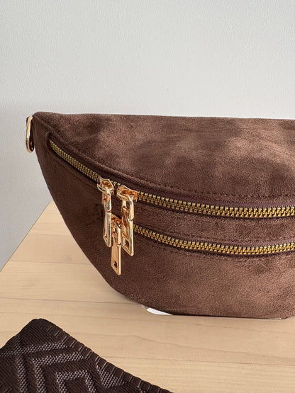 Sac banane toucher daim marron chocolat avec 2 poches zippées et détails dorés élégants