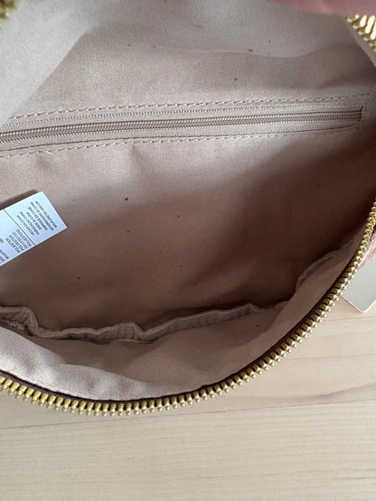 Intérieur du sac banane toucher daim marron chocolat avec poche zippée dorée et doublure beige