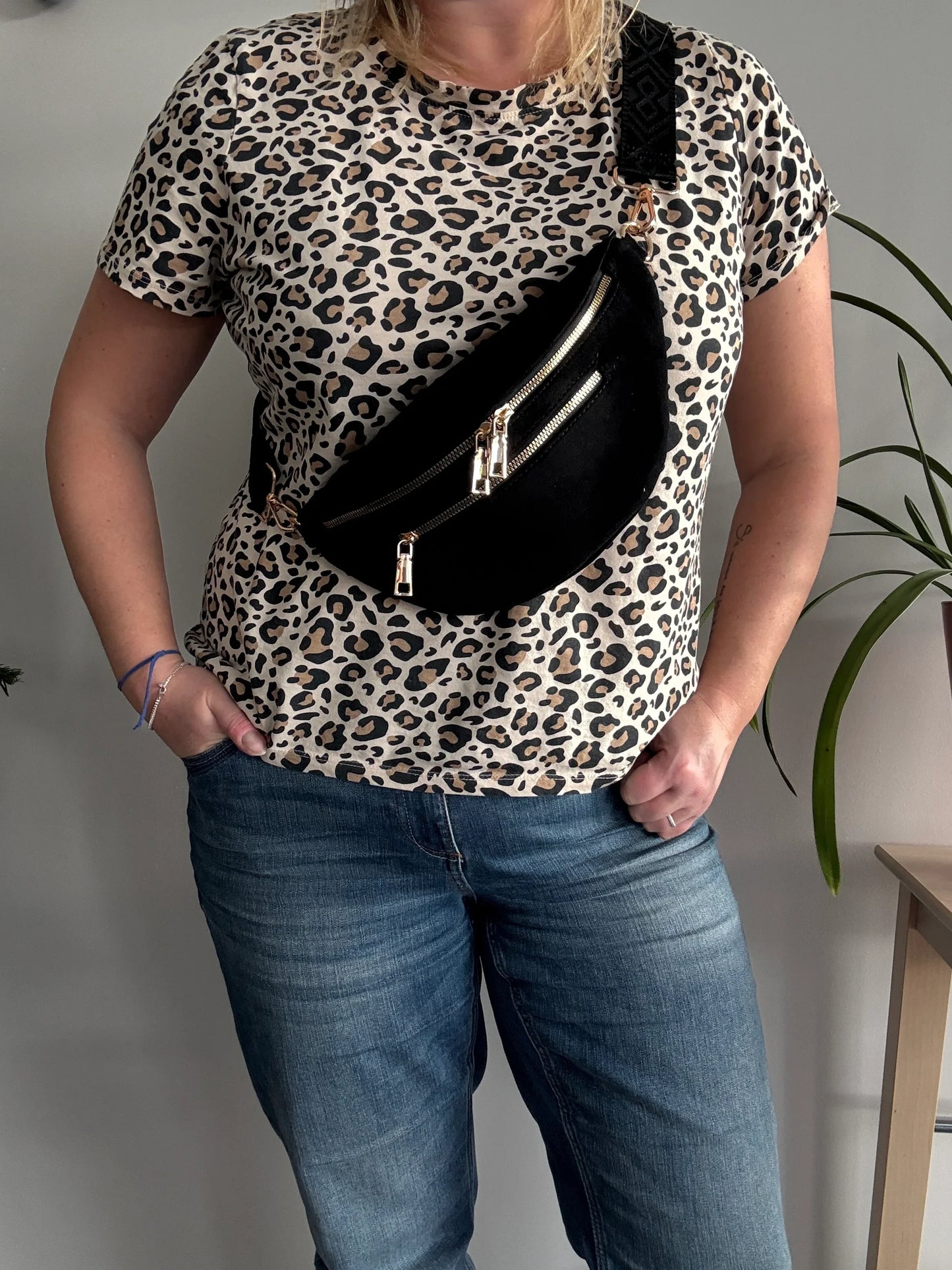 Sac banane toucher daim noir porté en bandoulière, 2 poches zip doré et sangle fantaisie noire