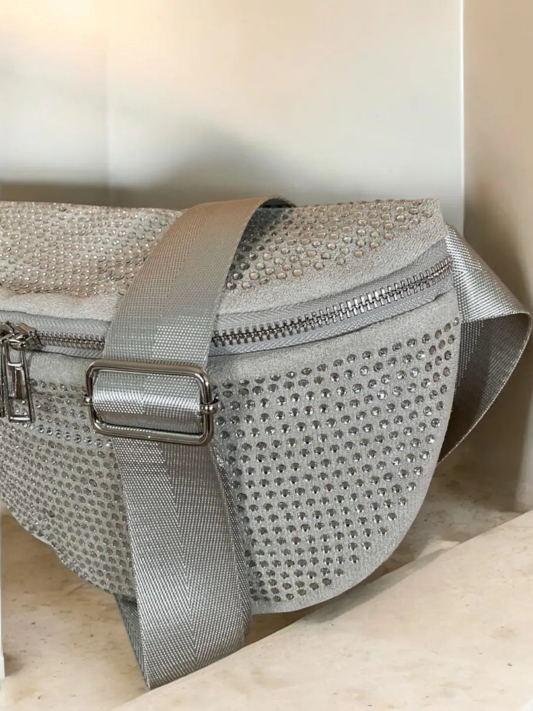 Sac banane toucher velours à strass couleur argent Le Petit Placard
