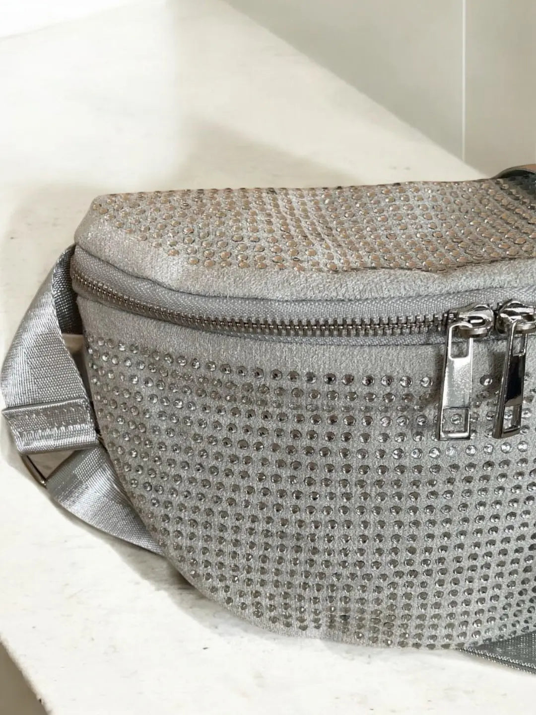 Sac banane toucher velours à strass couleur argent Le Petit Placard