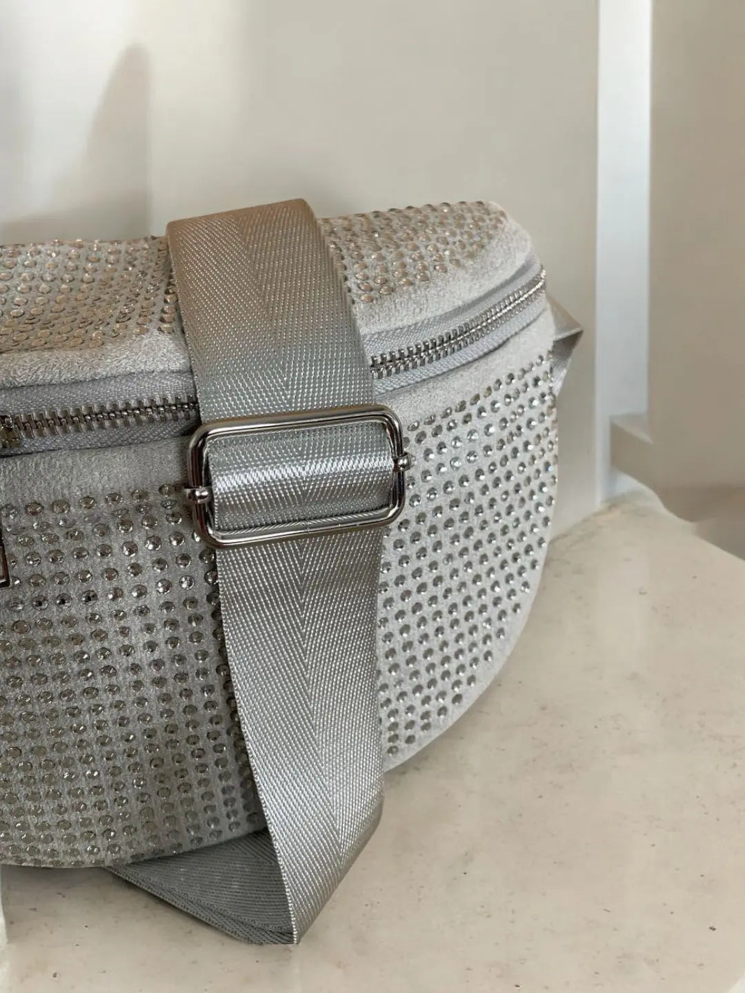 Sac banane toucher velours à strass couleur argent Le Petit Placard