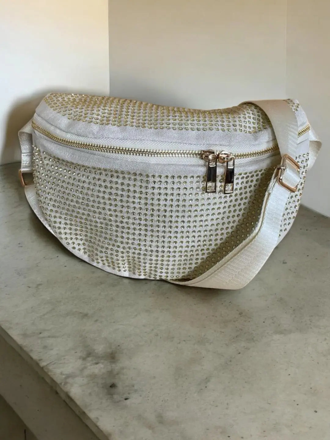 Sac banane toucher velours à strass couleur or pale Le Petit Placard