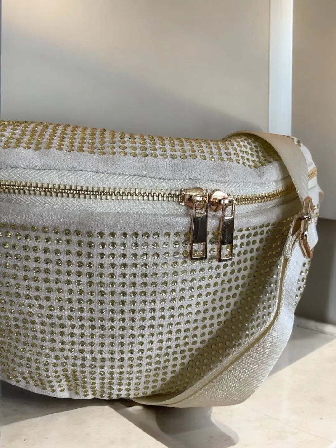 Sac banane toucher velours à strass couleur or pale Le Petit Placard