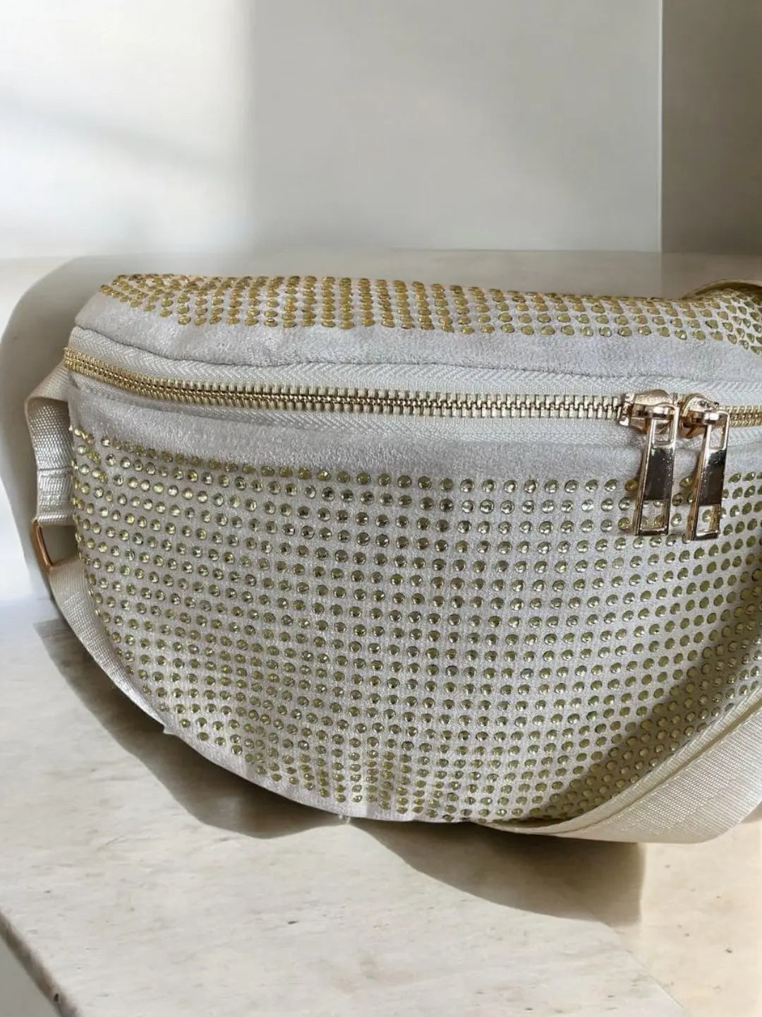 Sac banane toucher velours à strass couleur or pale Le Petit Placard