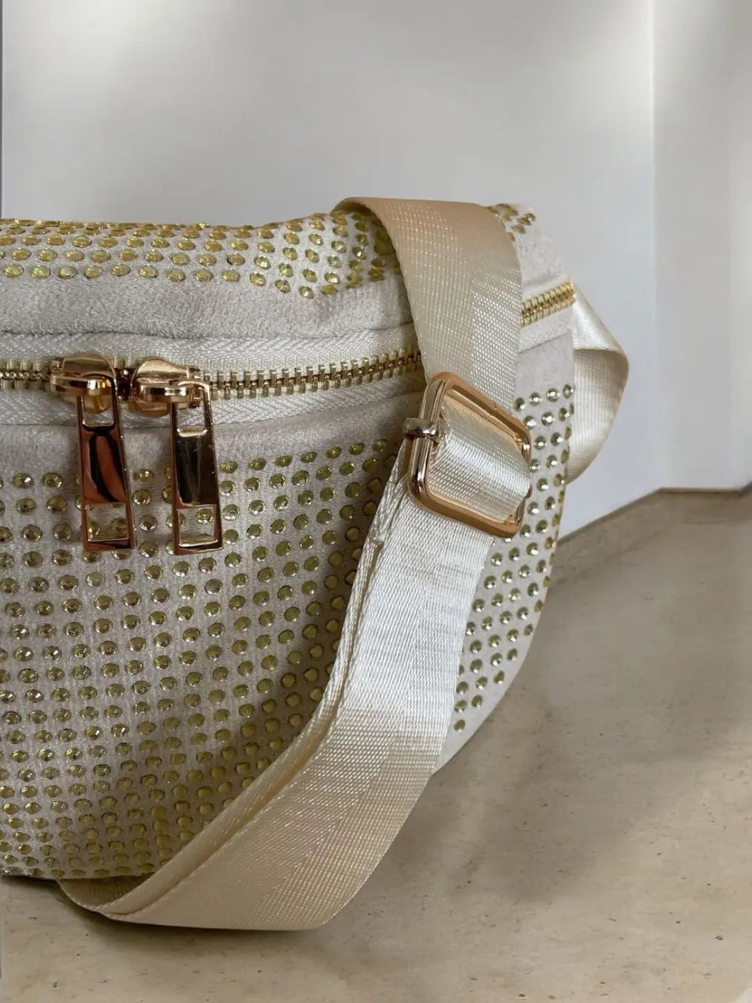 Sac banane toucher velours à strass couleur or pale Le Petit Placard