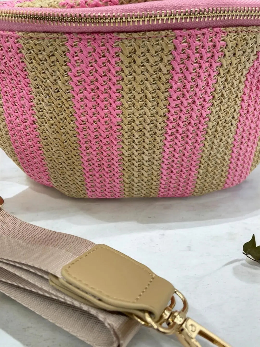 Sac banane tressé raphia beige et rose Le Petit Placard