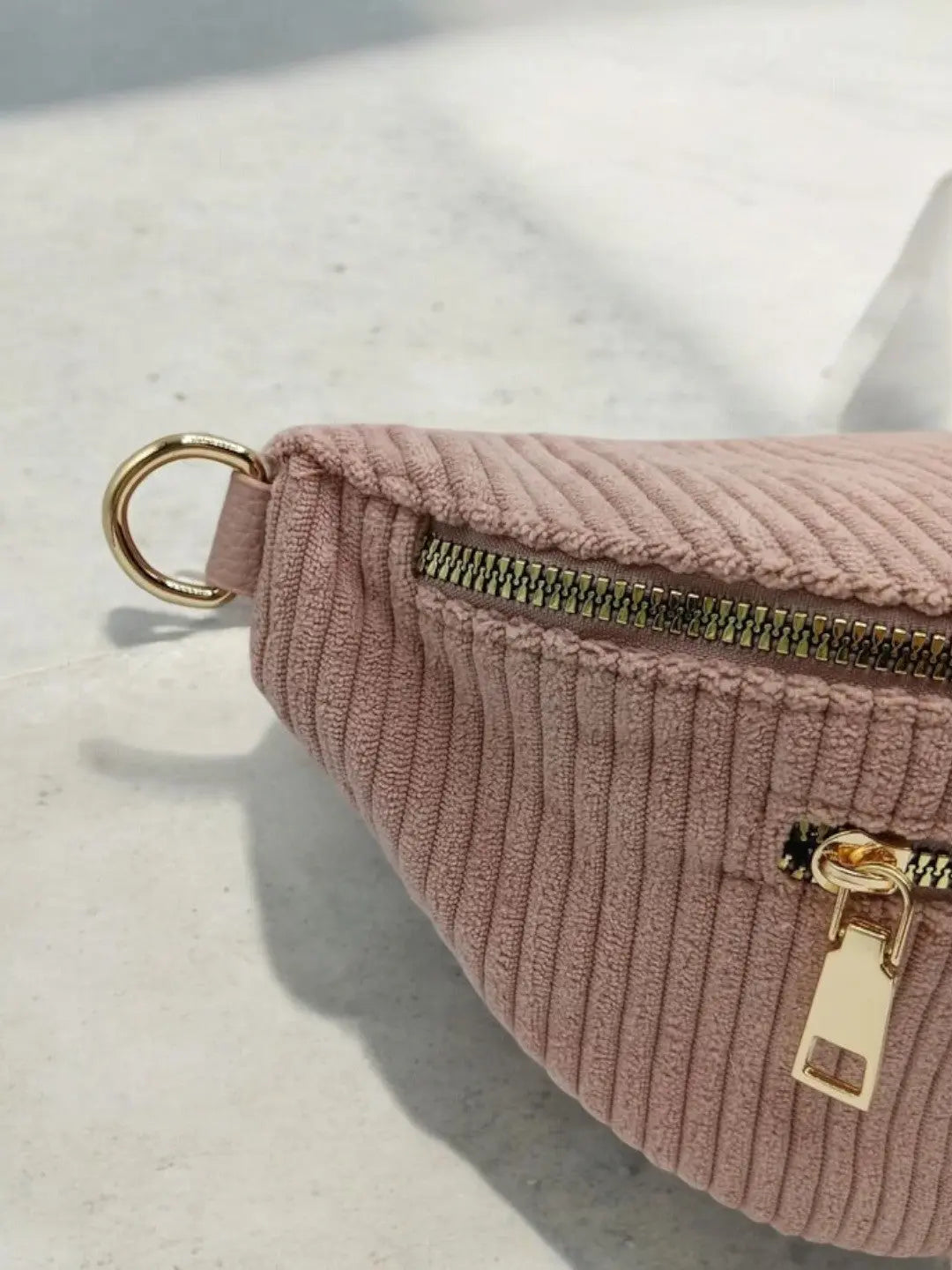 Sac banane velours côtelé 2 poches  sangle fantaisie couleur Rose pâle Le Petit Placard