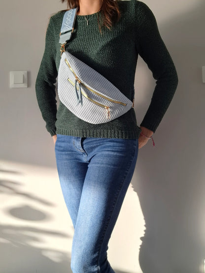 Sac banane velours côtelé bleu ciel porté en bandoulière, 2 zips dorés et sangle géométrique, look casual femme
