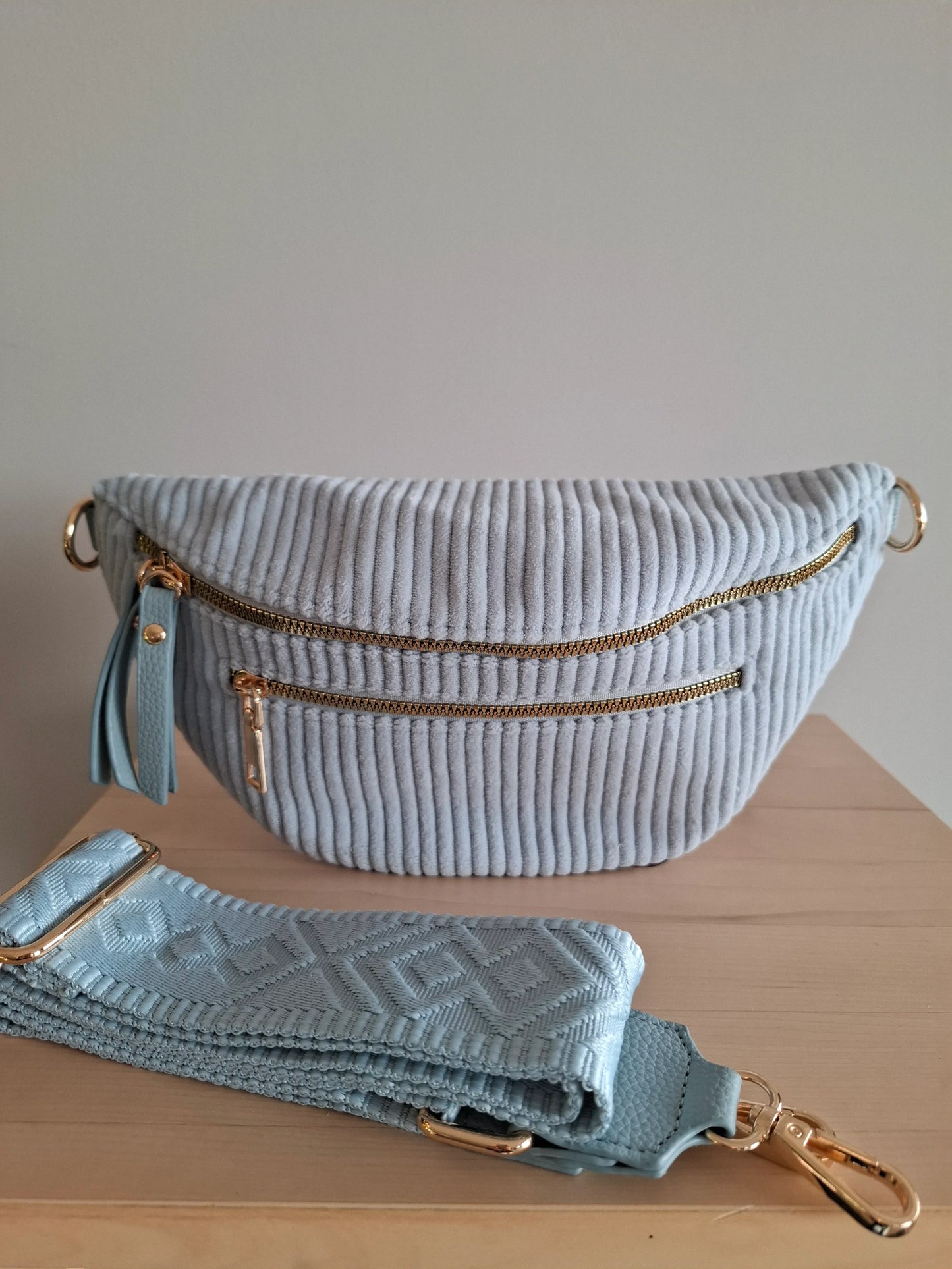 Sac banane velours côtelé bleu ciel avec 2 zips dorés et sangle géométrique assortie