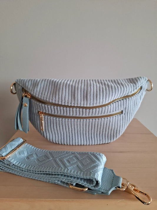 Sac banane velours côtelé bleu ciel avec 2 zips dorés et sangle géométrique assortie