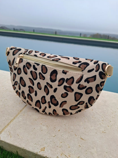 Sac banane velours côtelé imprimé léopard beige et marron avec zip doré et anneaux dorés pour bandoulière