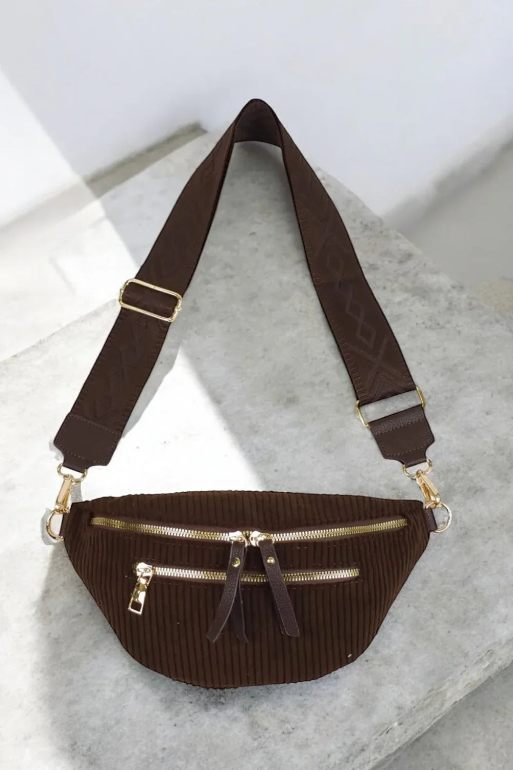 Sac banane velours côtelé marron chocolat foncé avec 2 poches zip doré et sangle relief texturée