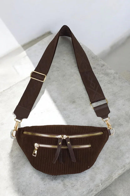 Sac banane velours côtelé marron chocolat foncé avec 2 poches zip doré et sangle relief texturée