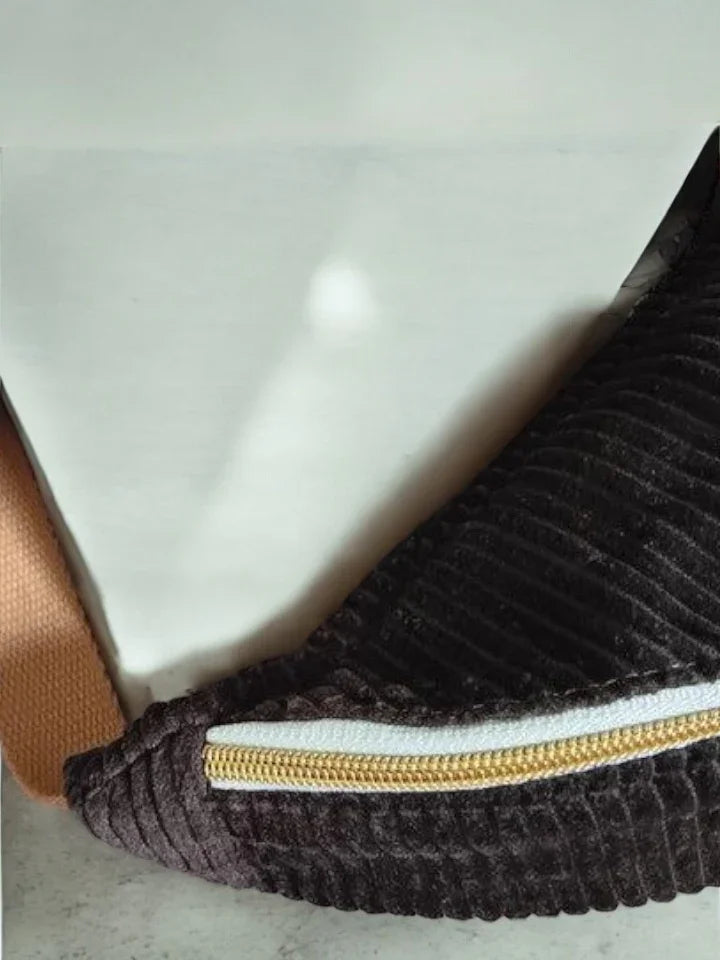 Corduroy fanny pack with beige strap and gold zipper, Le Petit Placard accessory