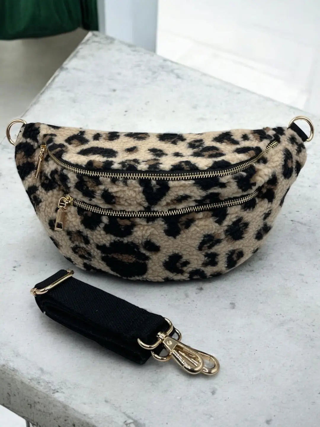 Sac banane XL peluche moumoute 2 poches léopard beige marron Le Petit Placard