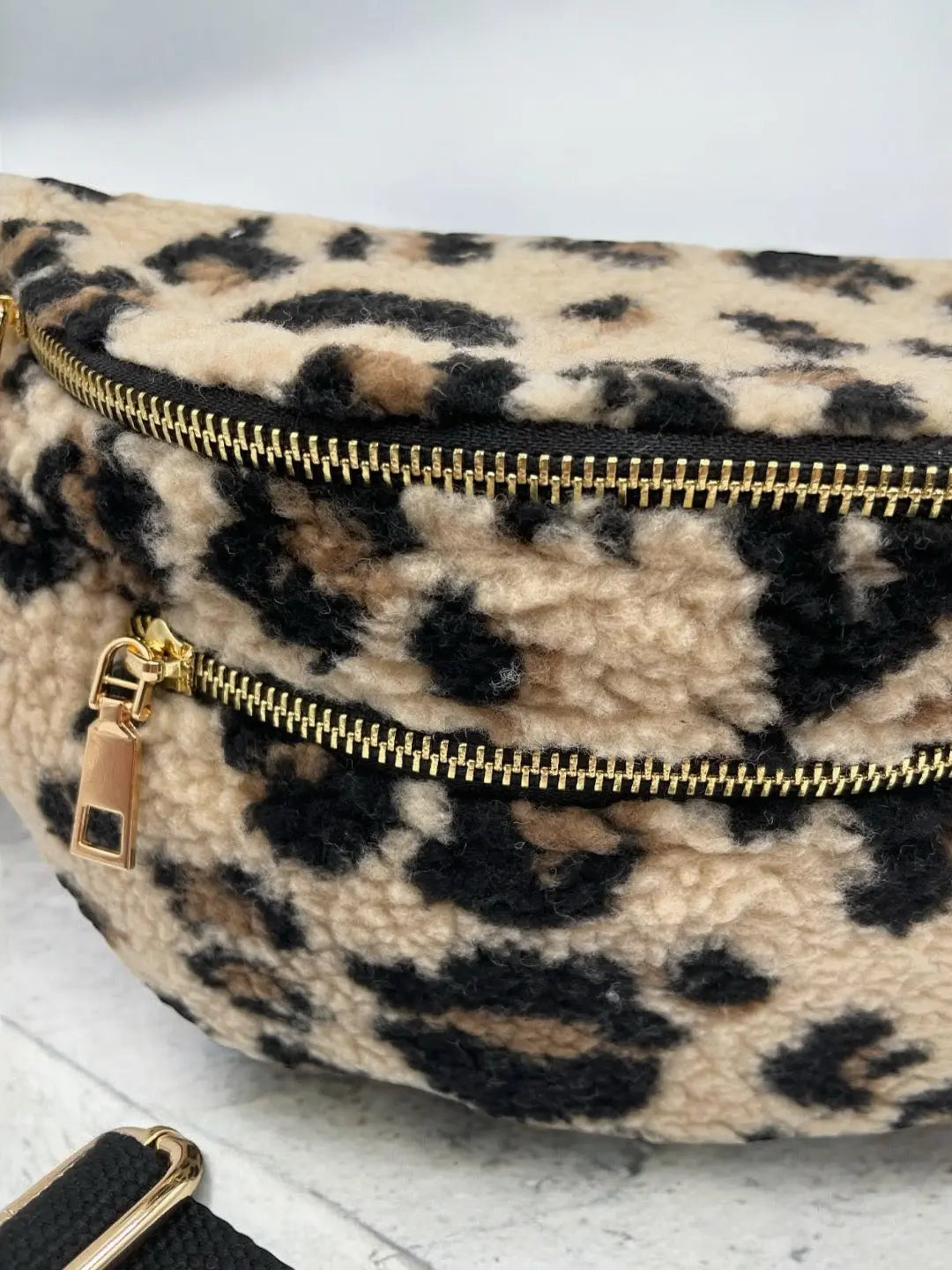 Sac banane XL peluche moumoute 2 poches léopard beige marron Le Petit Placard