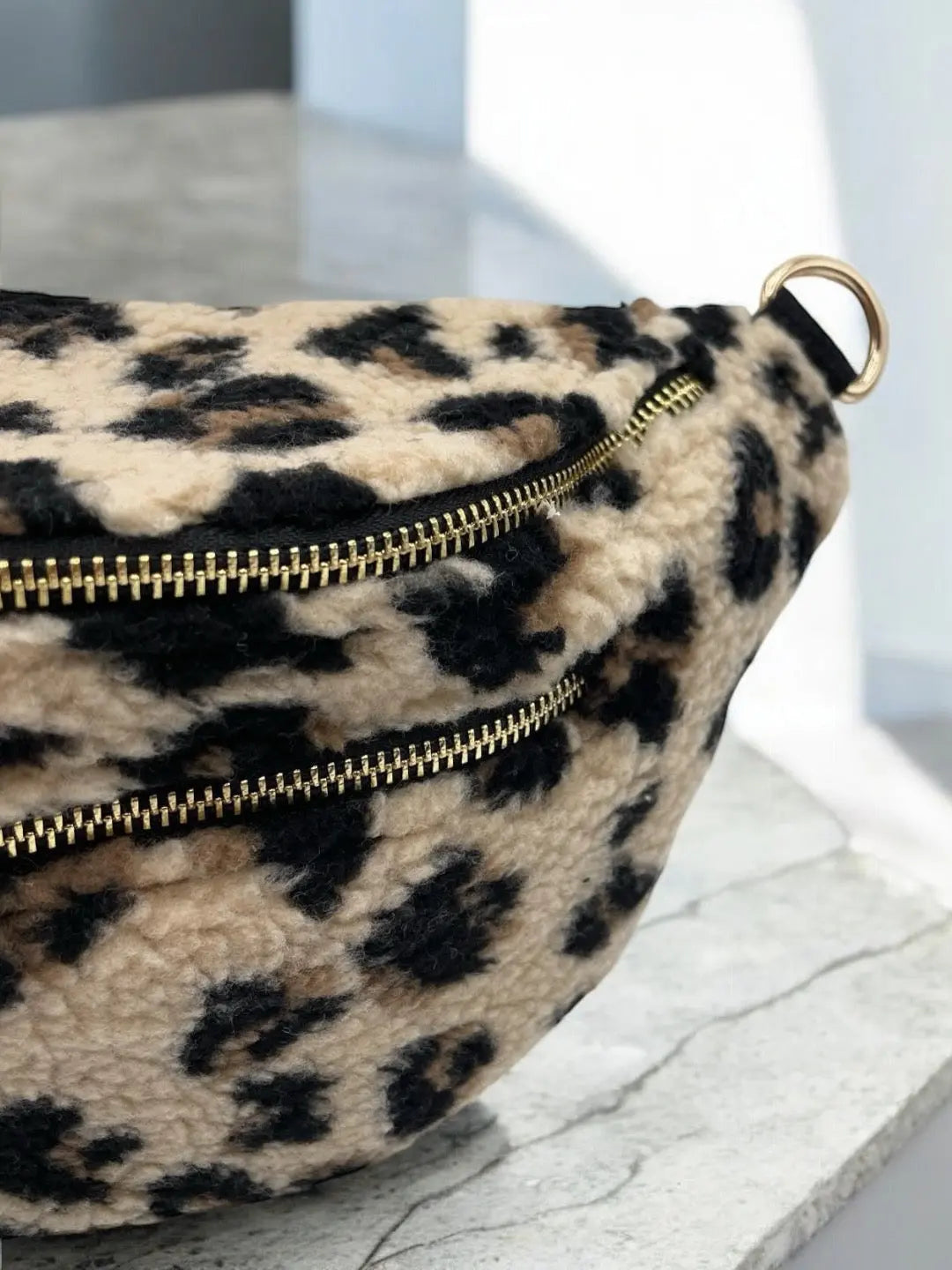 Sac banane XL peluche moumoute 2 poches léopard beige marron Le Petit Placard